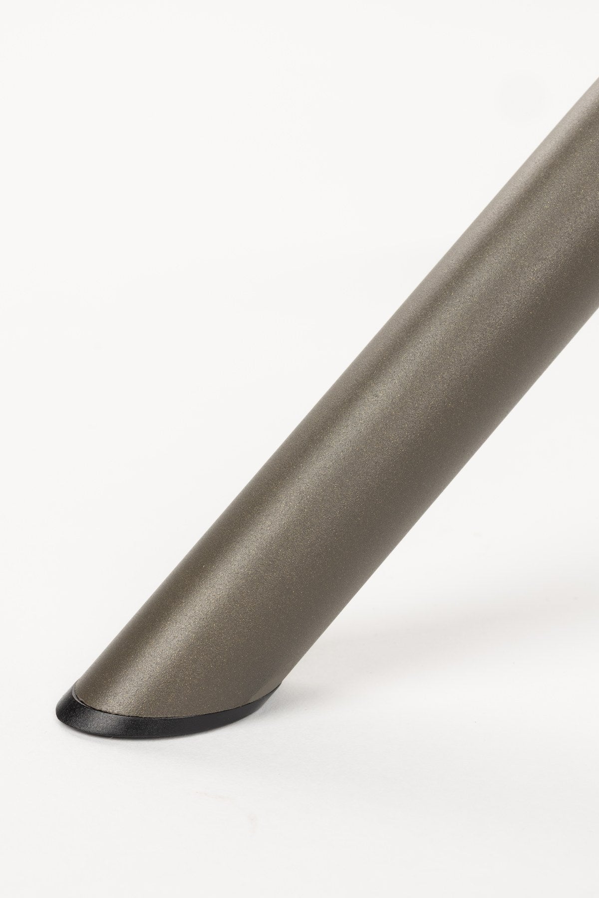 Armlehnstuhl Marjolein von White Label Living mit gepolsterter, halbkreisförmiger Sitzschale aus Polyester und Metallgestell in Beige.