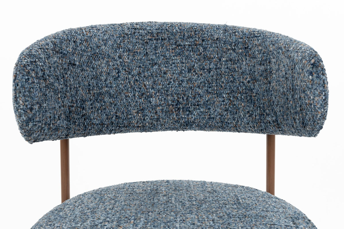 Blauer gepolsterter Esszimmerstuhl Chair Claes mit Sitzfläche und Rückenlehne aus Polyester sowie Beinhöhe von 44 Zentimetern.