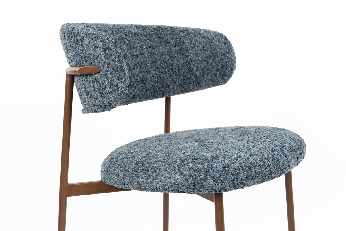 Blauer gepolsterter Esszimmerstuhl Chair Claes mit Sitzfläche und Rückenlehne aus Polyester sowie Beinhöhe von 44 Zentimetern.
