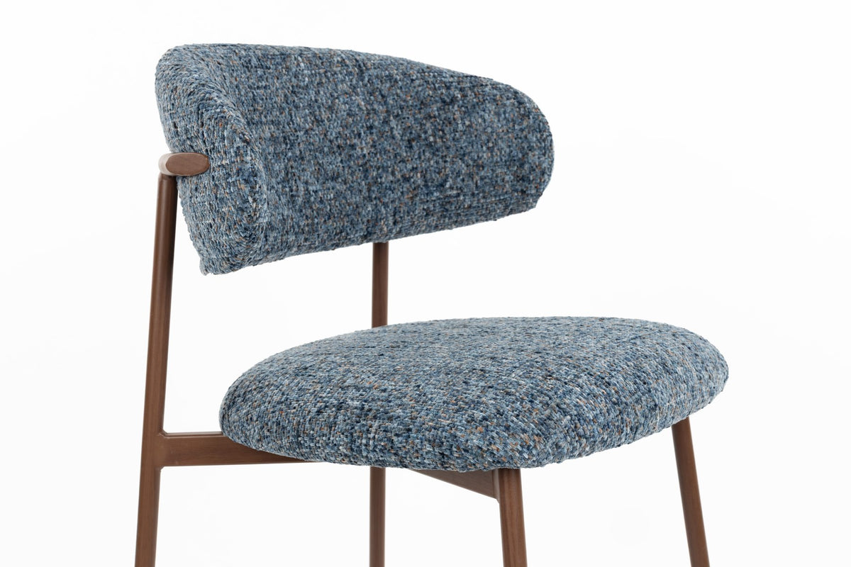 Blauer Barhocker Claes mit meliertem Polyester-Bezug, gepolsterter Sitzfläche und Metallgestell in Walnuss-Holzoptik-Finish.