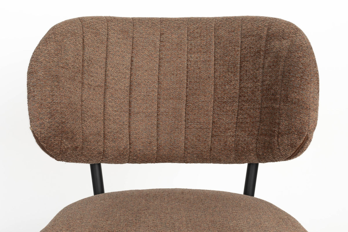 Stuhl Sanne mit gepolstertem Sitz aus Polyester-Gewebe, Schale aus Birkensperrholz und schwarzem Stahlrahmen, Rückenlehne mit Ziersteppmuster.