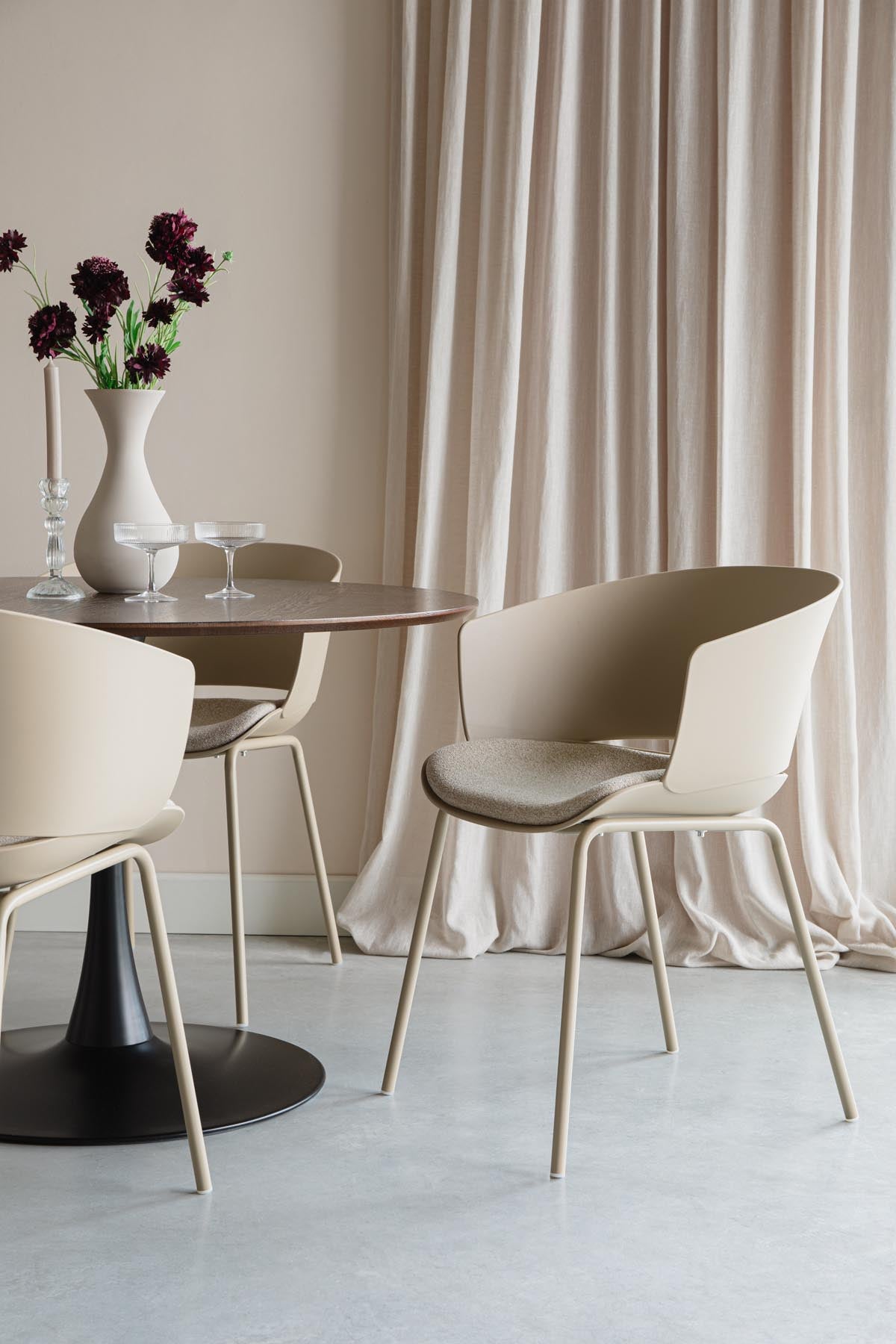 Stuhl Jessica Beige in beige präsentiert im Onlineshop von KAQTU Design AG. Stuhl mit Armlehne ist von White Label Living