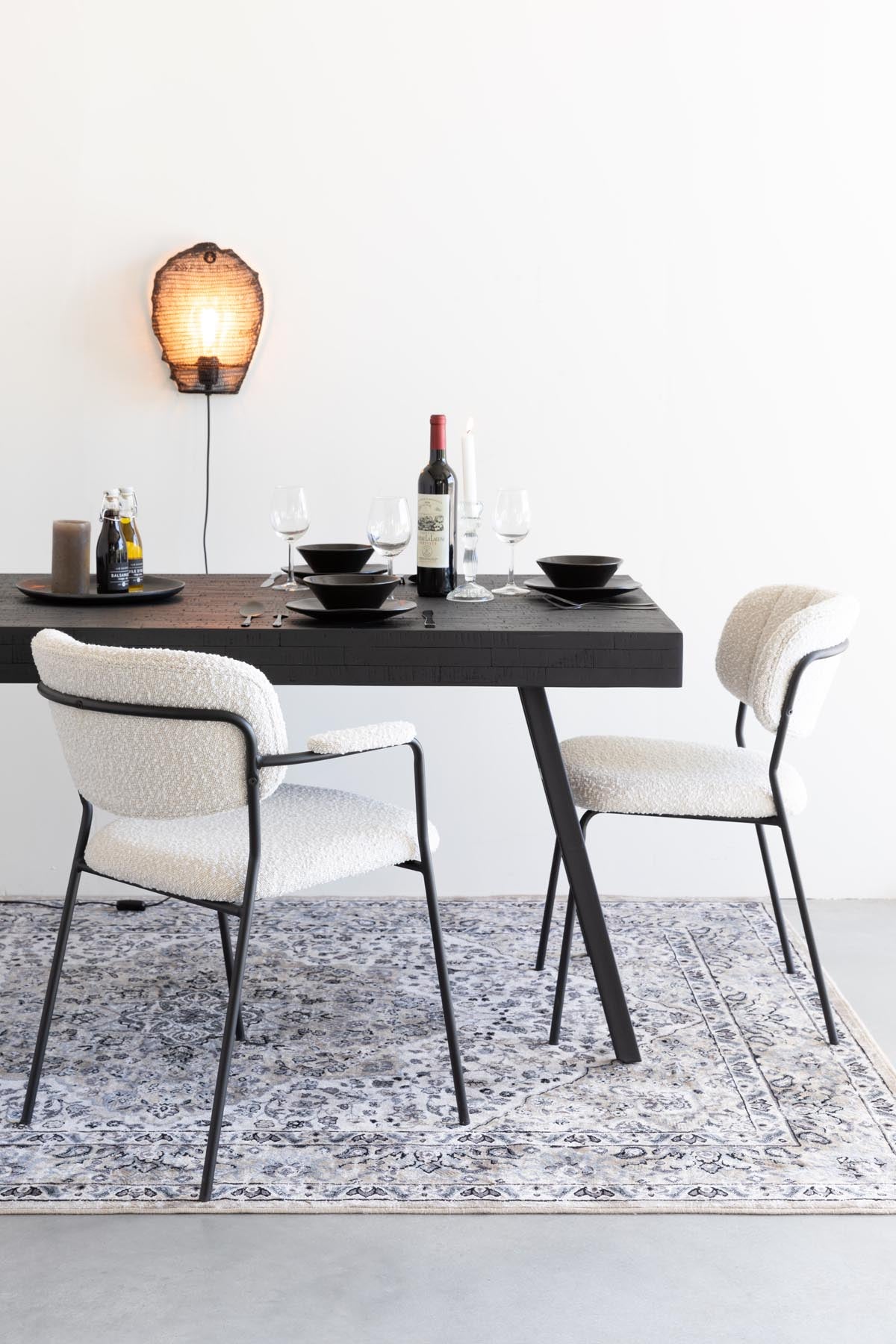 Armlehnstuhl Jolien gepolstert in Weiss präsentiert im Onlineshop von KAQTU Design AG. Stuhl mit Armlehne ist von White Label Living