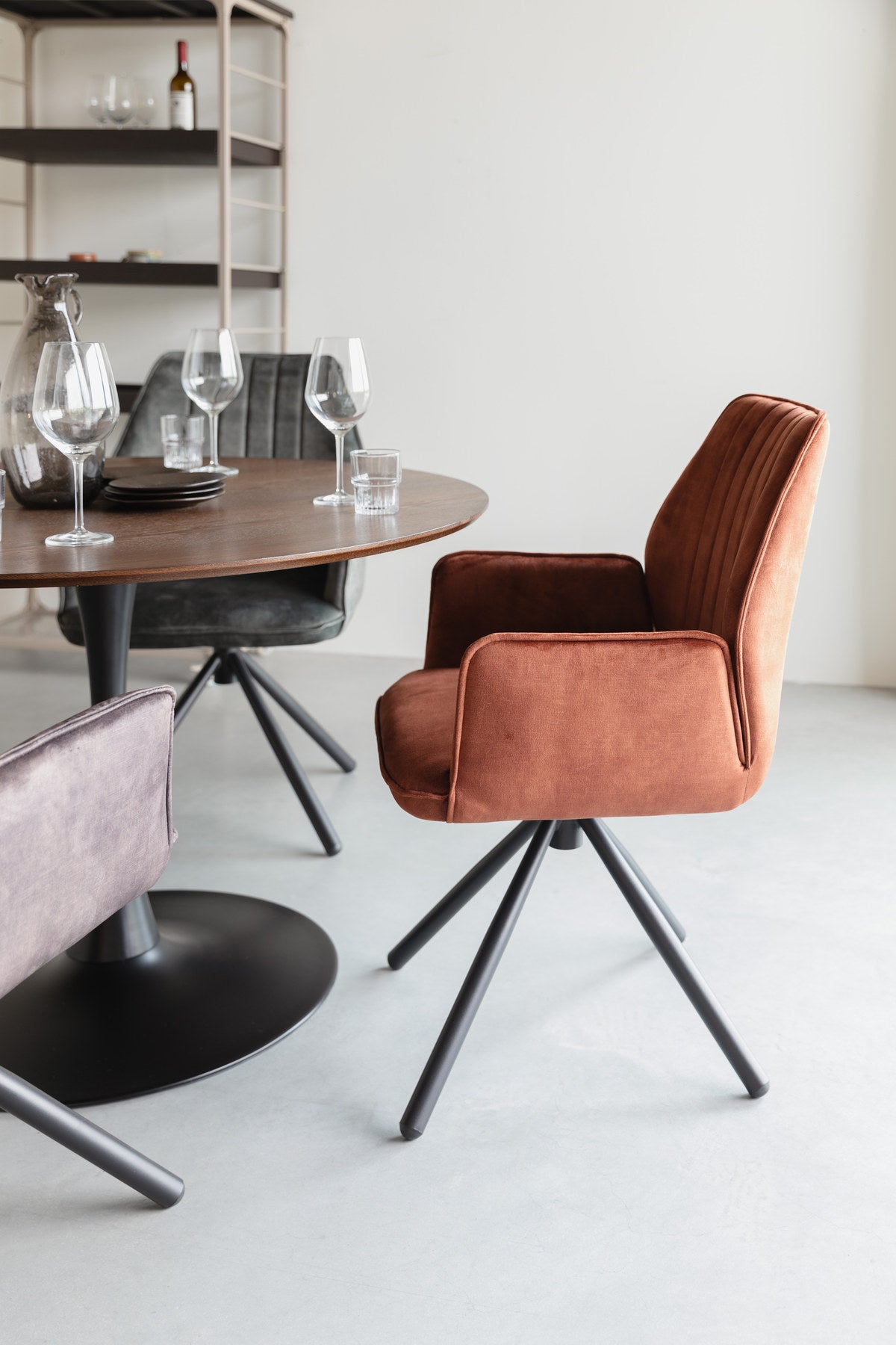 Armlehnstuhl Jamie in Braun präsentiert im Onlineshop von KAQTU Design AG. Stuhl mit Armlehne ist von White Label Living