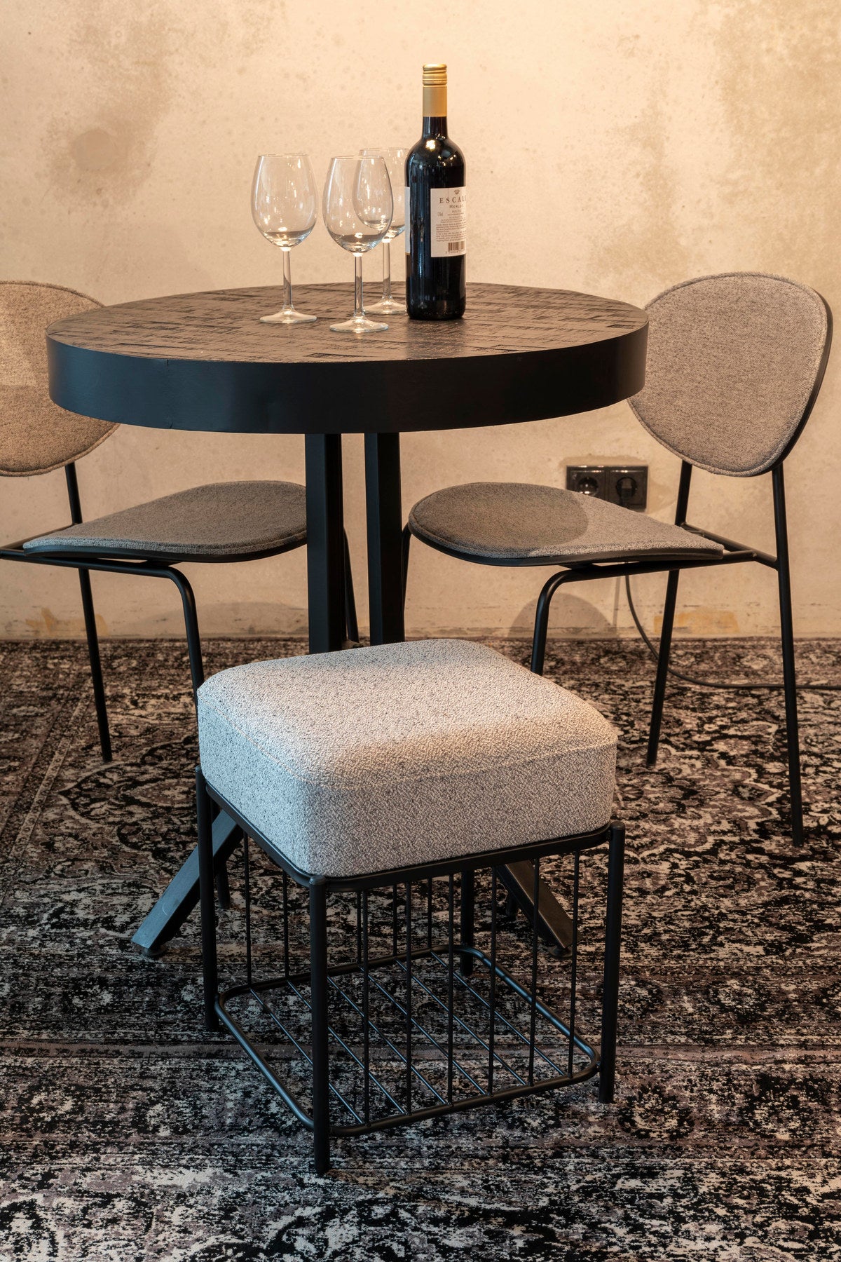 Hocker Milou in Grau/Schwarz präsentiert im Onlineshop von KAQTU Design AG. Hocker ist von White Label Living