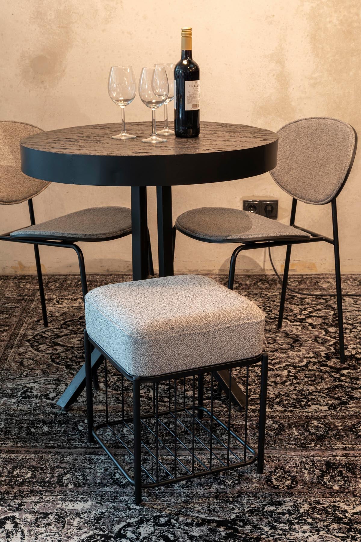 Hocker Milou in Grau/Schwarz präsentiert im Onlineshop von KAQTU Design AG. Hocker ist von White Label Living