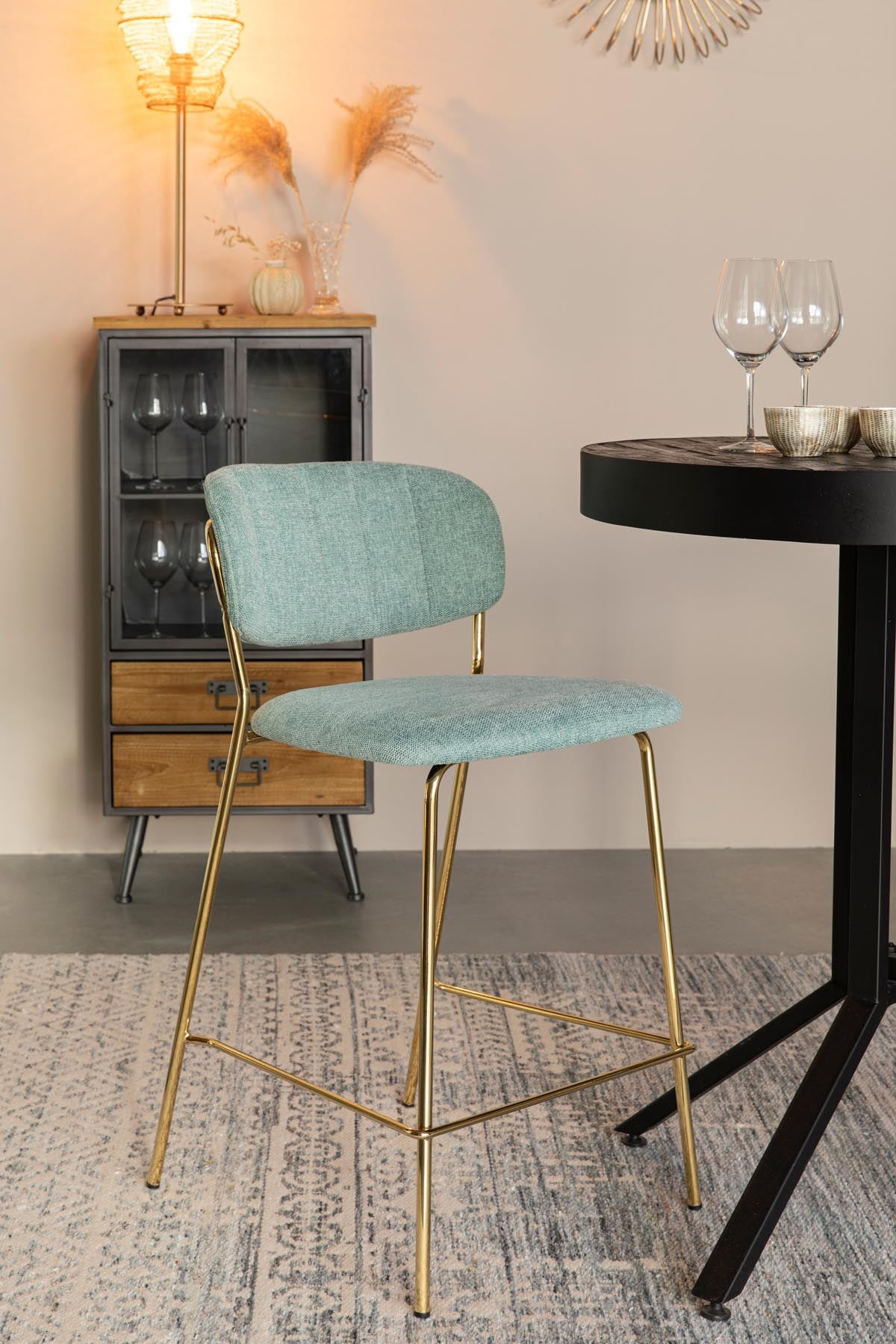 Barstuhl Jolien gepolstert in Gold/Hellgrün präsentiert im Onlineshop von KAQTU Design AG. Barstuhl ist von White Label Living