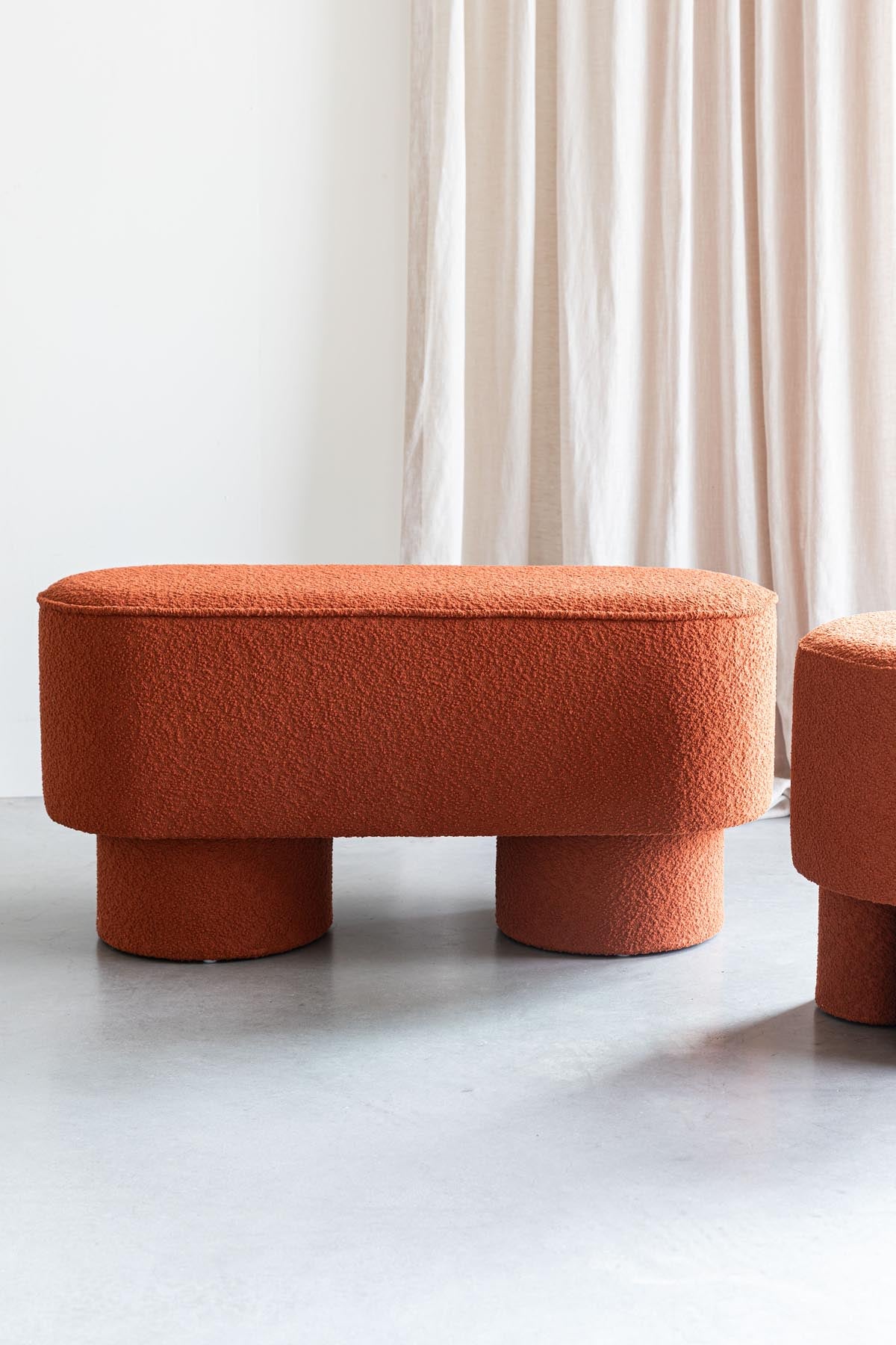 Bank Marcos in Rotbraun präsentiert im Onlineshop von KAQTU Design AG. Sitzbank ist von White Label Living