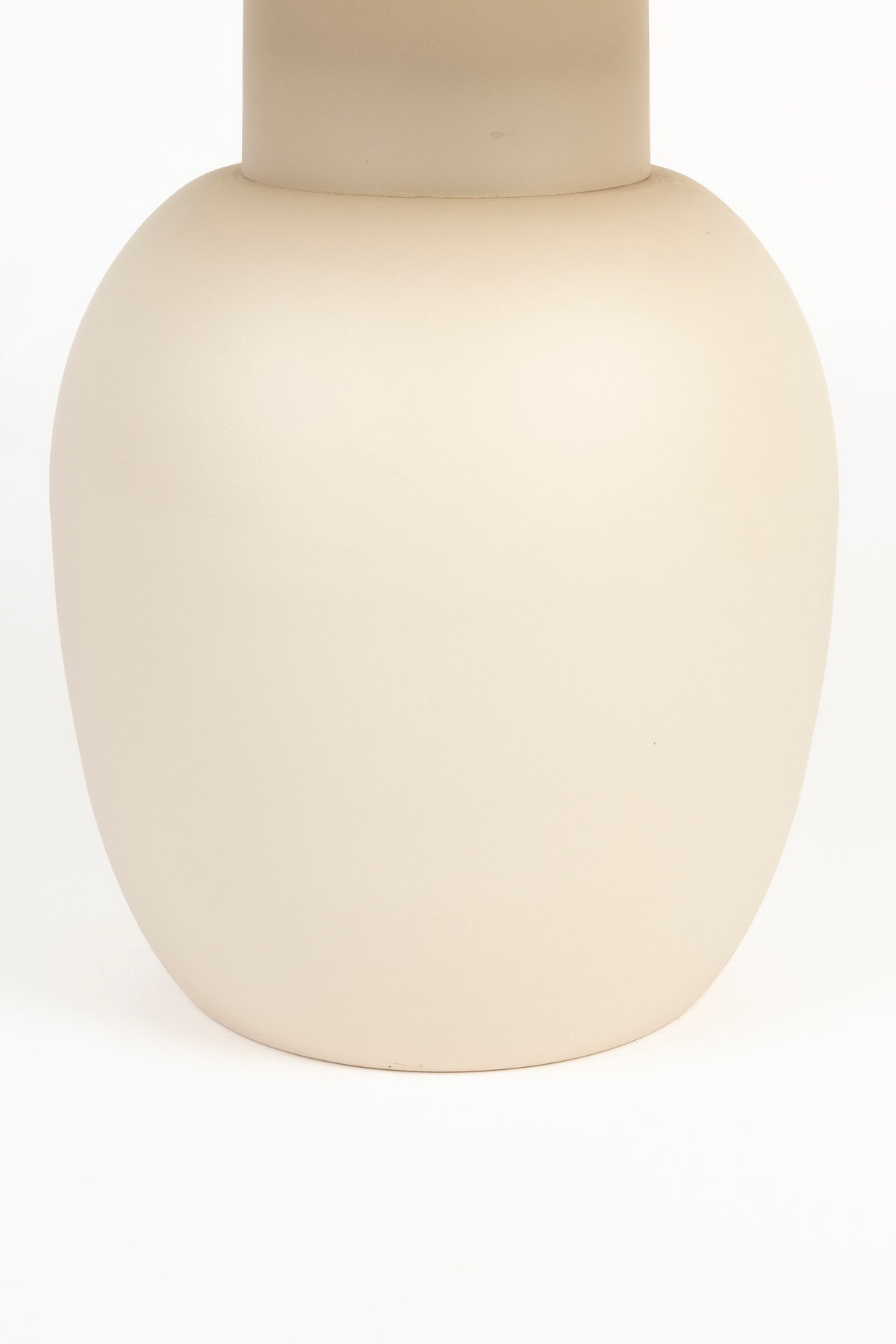 Karula Beistelltisch niedrig in beige präsentiert im Onlineshop von KAQTU Design AG. Beistelltisch ist von White Label Living