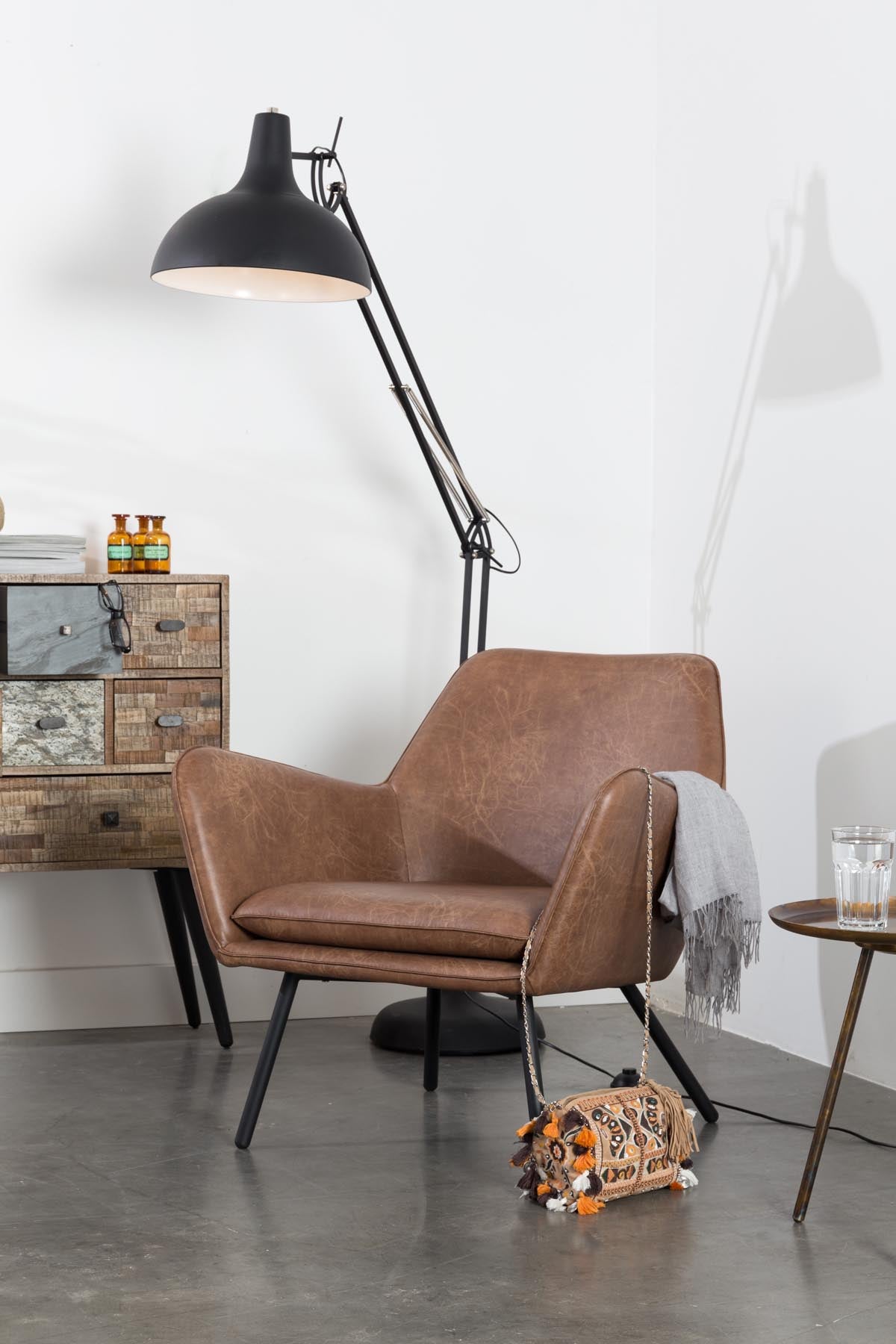 Sessel BON in Braun präsentiert im Onlineshop von KAQTU Design AG. Sessel mit Armlehnen ist von White Label Living