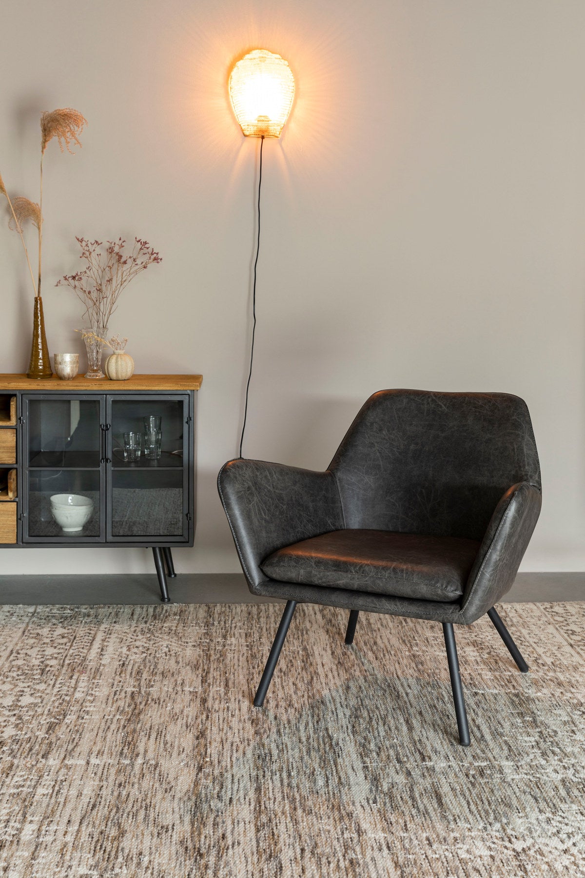 Sessel BON in Grau präsentiert im Onlineshop von KAQTU Design AG. Sessel mit Armlehnen ist von White Label Living