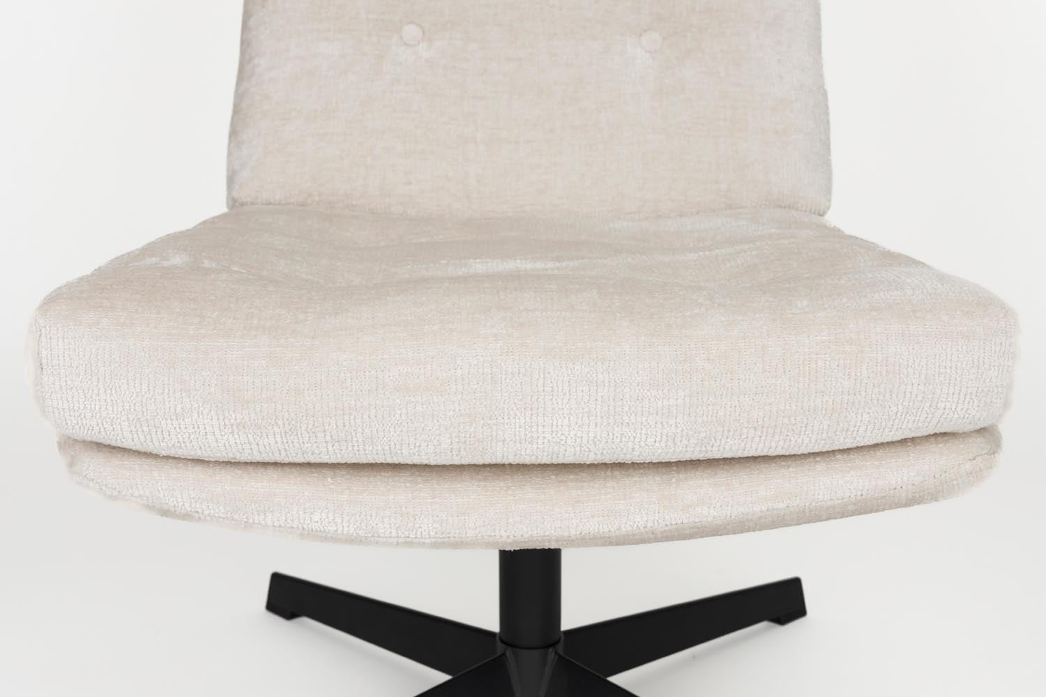 Der Kai Sessel von White Label Living kombiniert modernes Design mit Komfort, ideal für stilvolle Wohnräume.