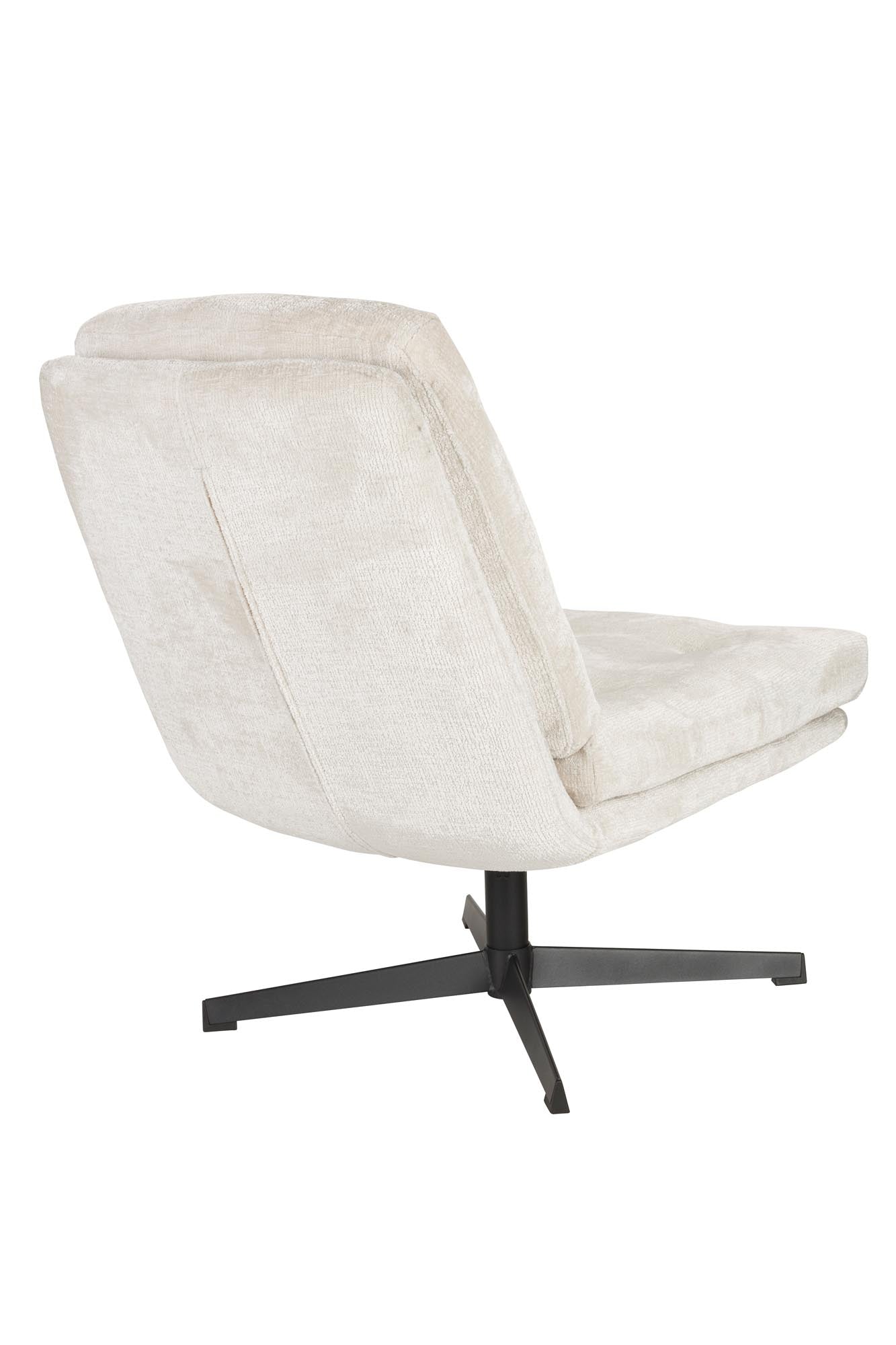 Der Kai Sessel von White Label Living kombiniert modernes Design mit Komfort, perfekt für stilvolle Wohnräume.