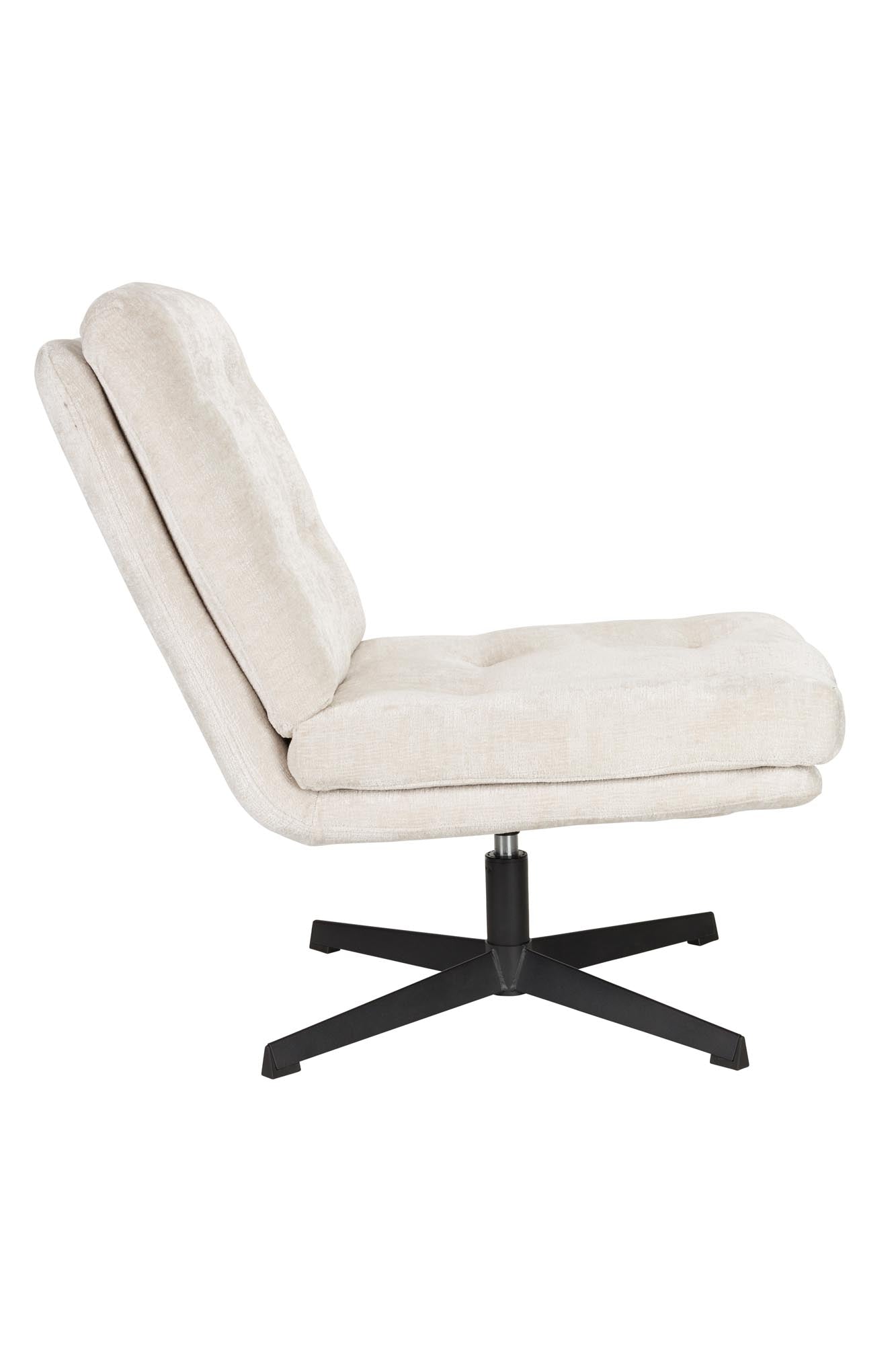 Der Kai Sessel von White Label Living bietet zeitgemäßen Stil und Bequemlichkeit für moderne Wohnräume.