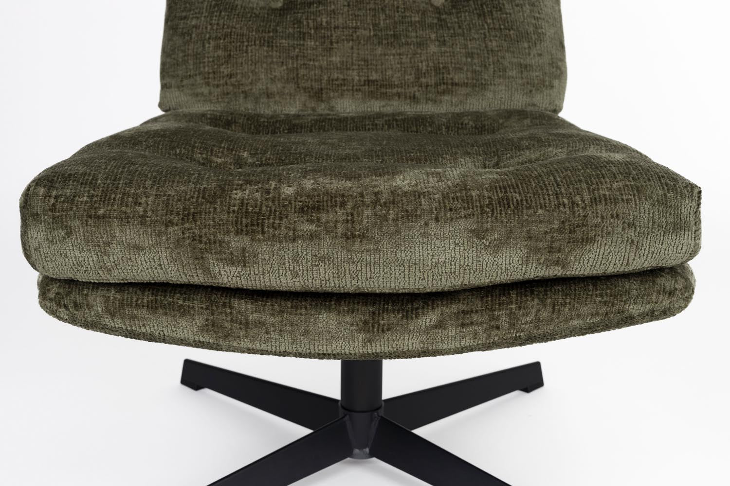 Der Kai Sessel von White Label Living bietet zeitgemäßen Stil und Bequemlichkeit für moderne Wohnräume.