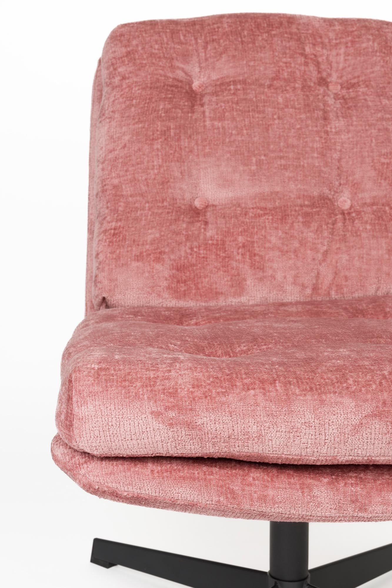 Der Kai Sessel von White Label Living bietet zeitgemäßen Stil und Bequemlichkeit für moderne Wohnräume.