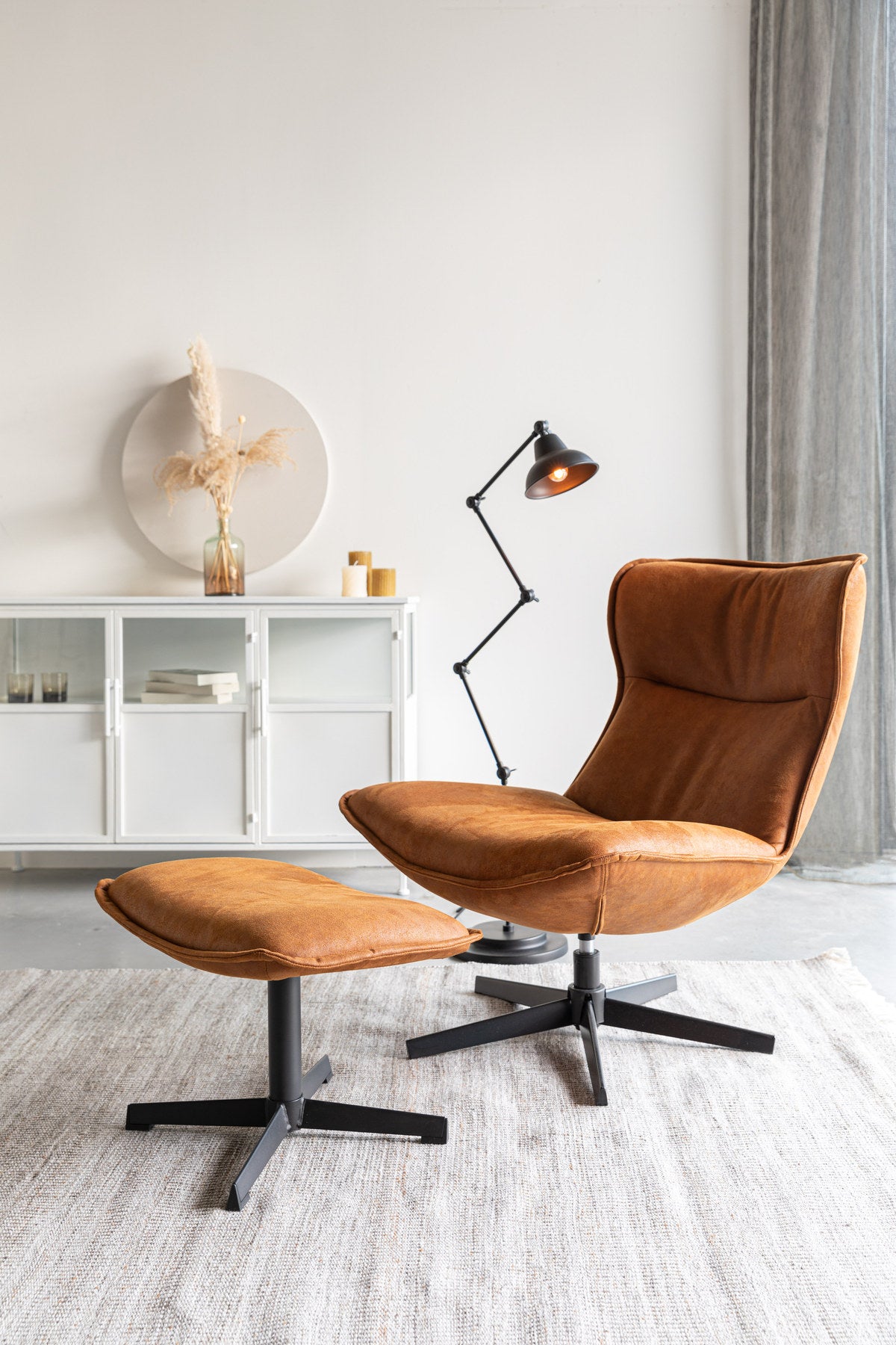 HOCKER JOHN in Braun präsentiert im Onlineshop von KAQTU Design AG. Ottoman ist von White Label Living