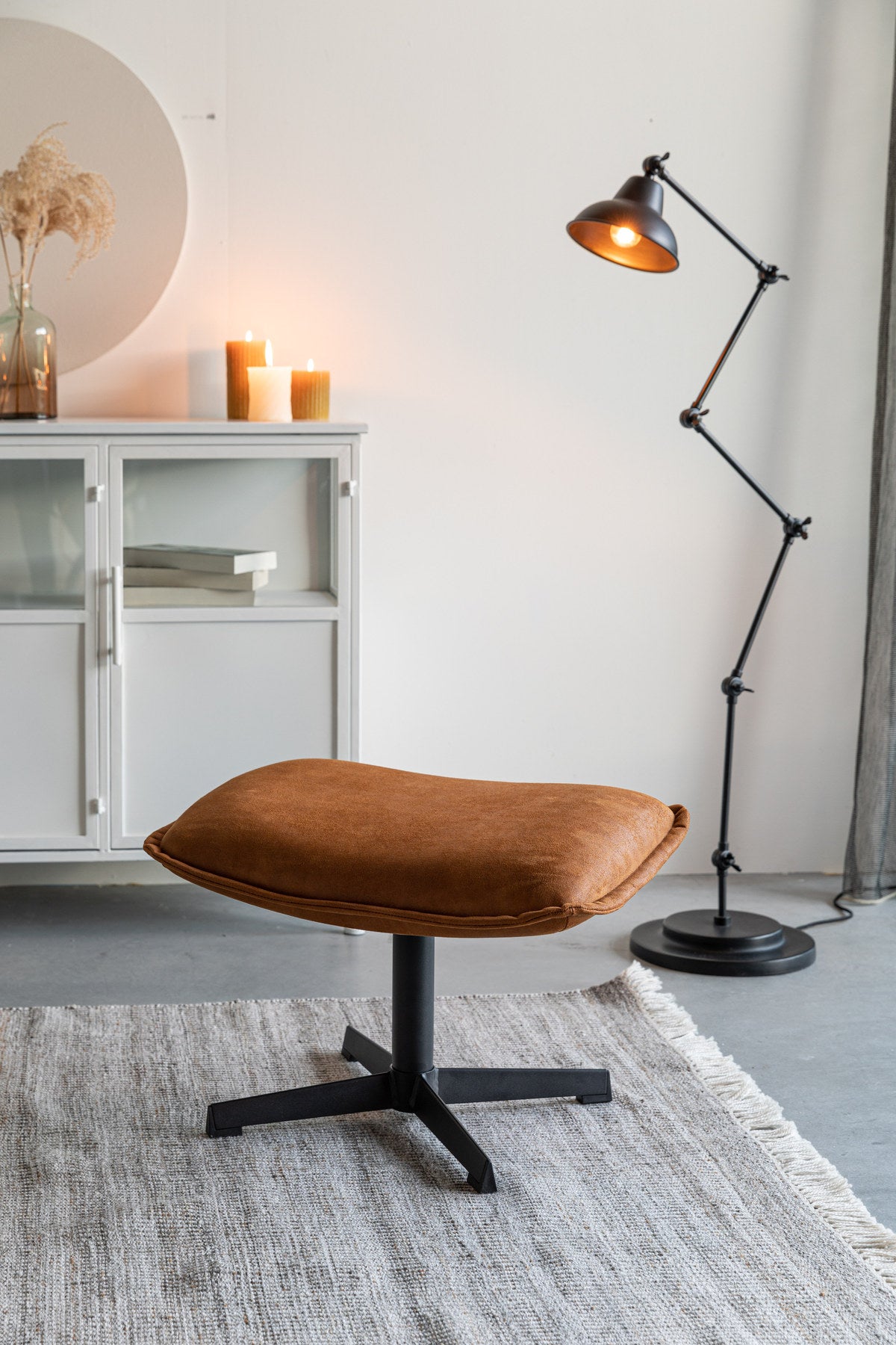 HOCKER JOHN in Braun präsentiert im Onlineshop von KAQTU Design AG. Ottoman ist von White Label Living