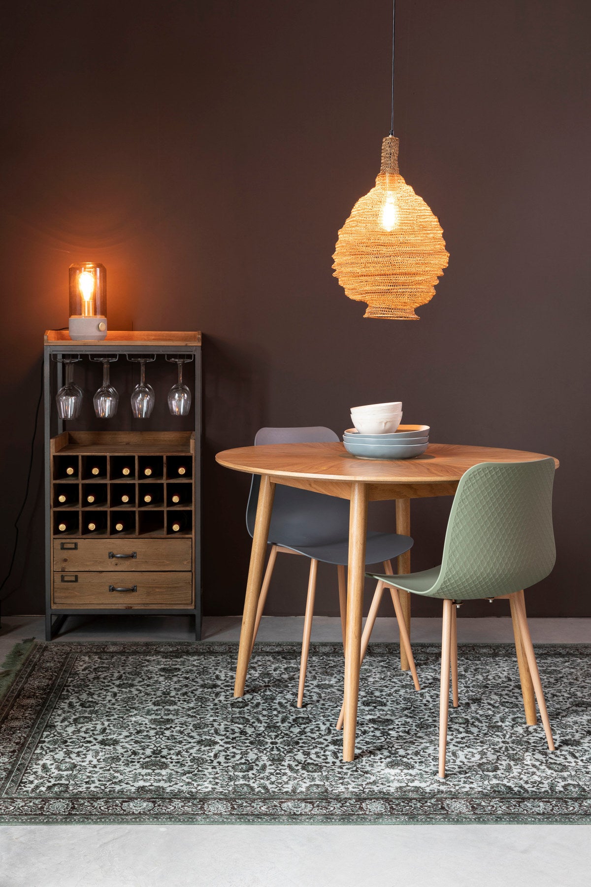 Cabinet EDGAR in Braun/Natur präsentiert im Onlineshop von KAQTU Design AG. Vitrine ist von White Label Living
