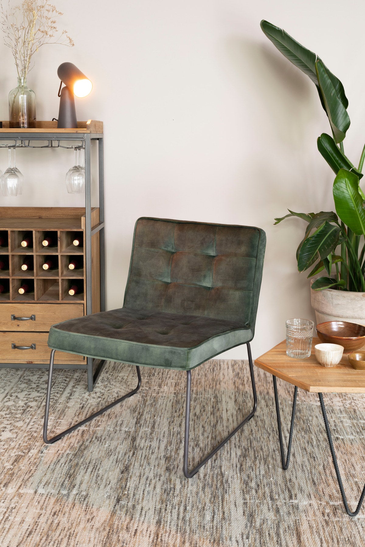 Cabinet EDGAR in Braun/Natur präsentiert im Onlineshop von KAQTU Design AG. Vitrine ist von White Label Living