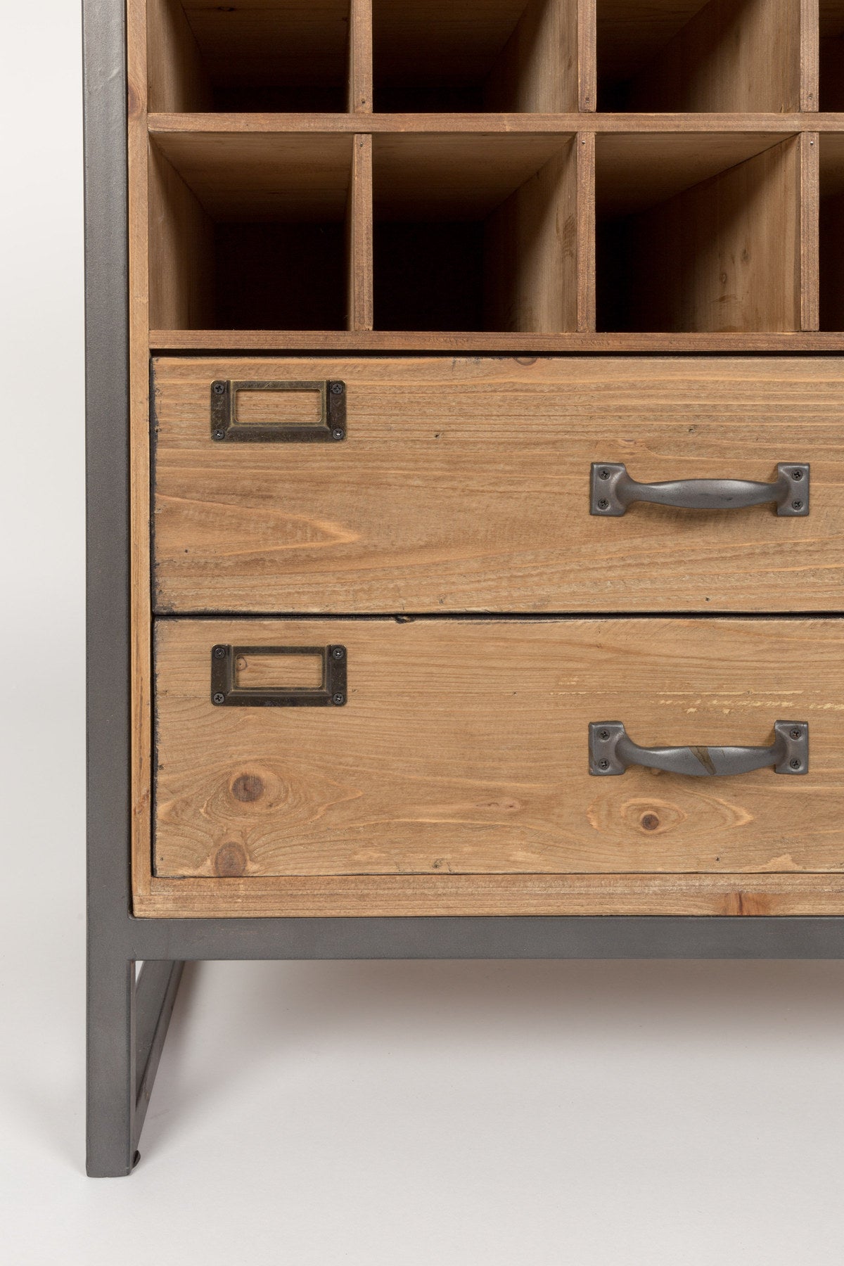 Cabinet EDGAR in Braun/Natur präsentiert im Onlineshop von KAQTU Design AG. Vitrine ist von White Label Living