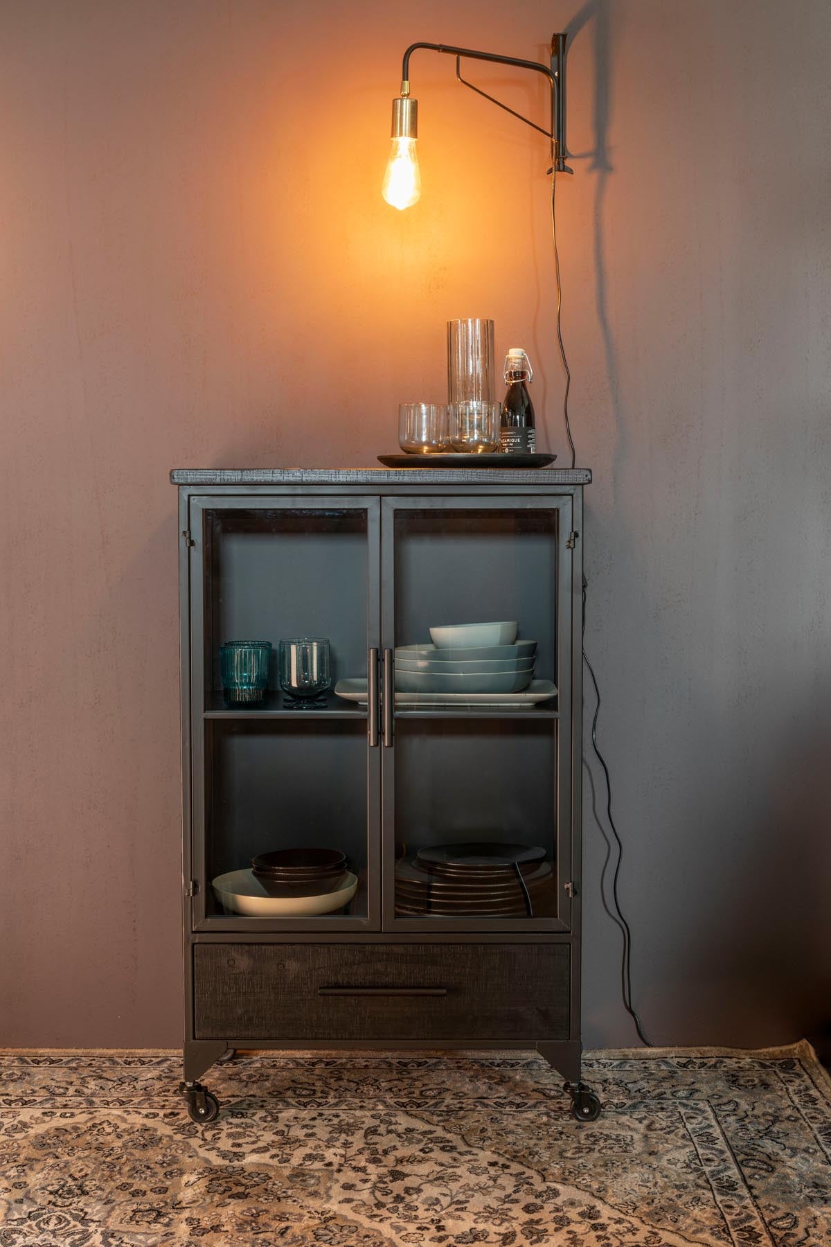Cabinet FERRE in Schwarz präsentiert im Onlineshop von KAQTU Design AG. Vitrine ist von White Label Living