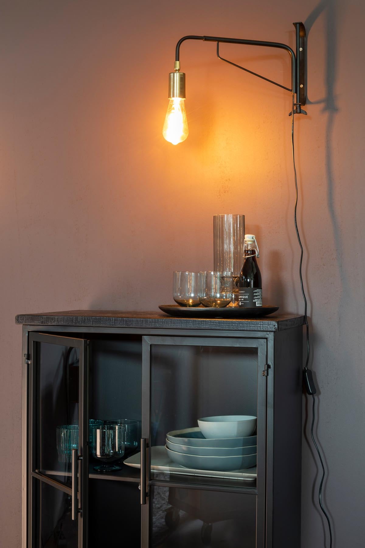Cabinet FERRE in Schwarz präsentiert im Onlineshop von KAQTU Design AG. Vitrine ist von White Label Living