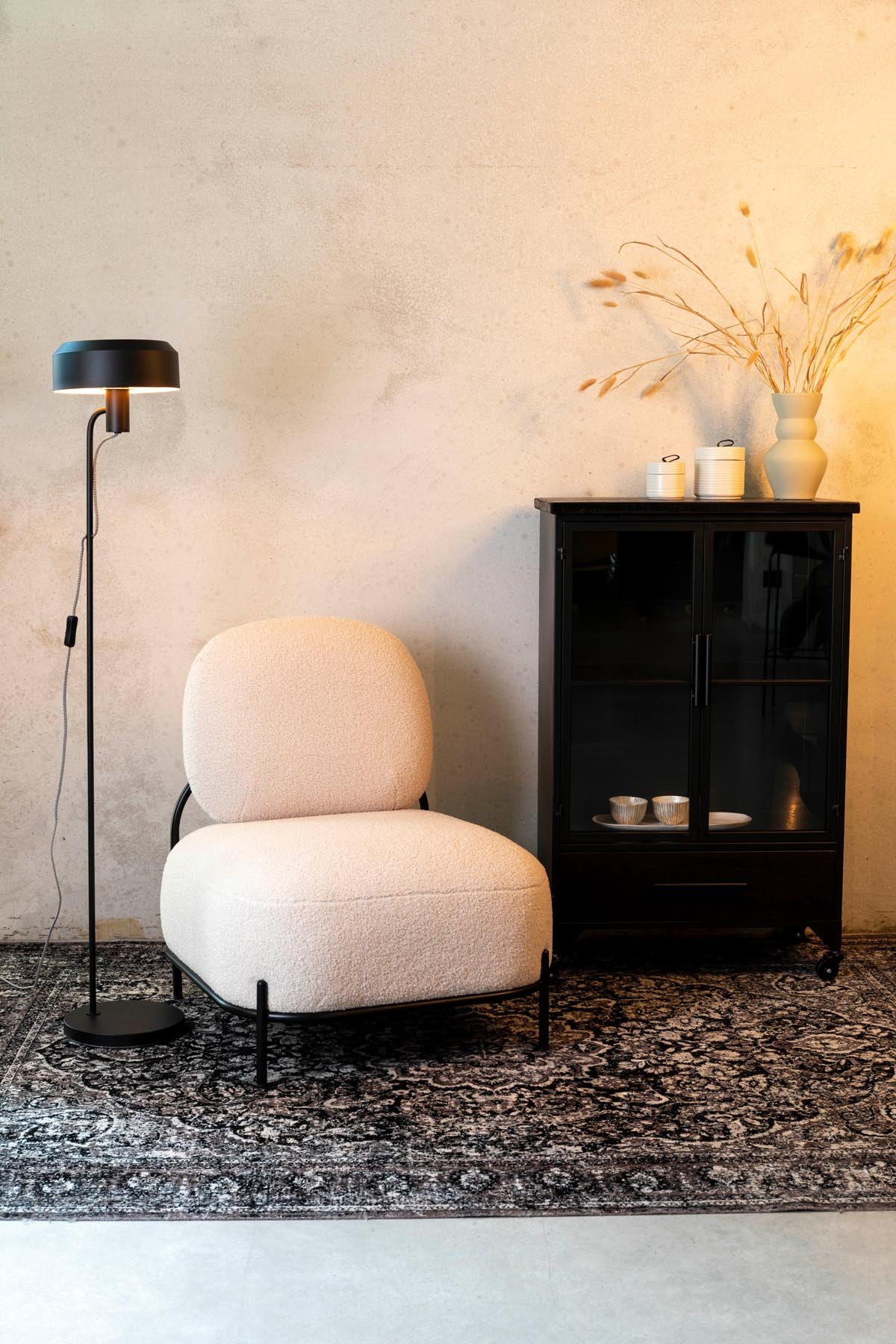 Cabinet FERRE in Schwarz präsentiert im Onlineshop von KAQTU Design AG. Vitrine ist von White Label Living