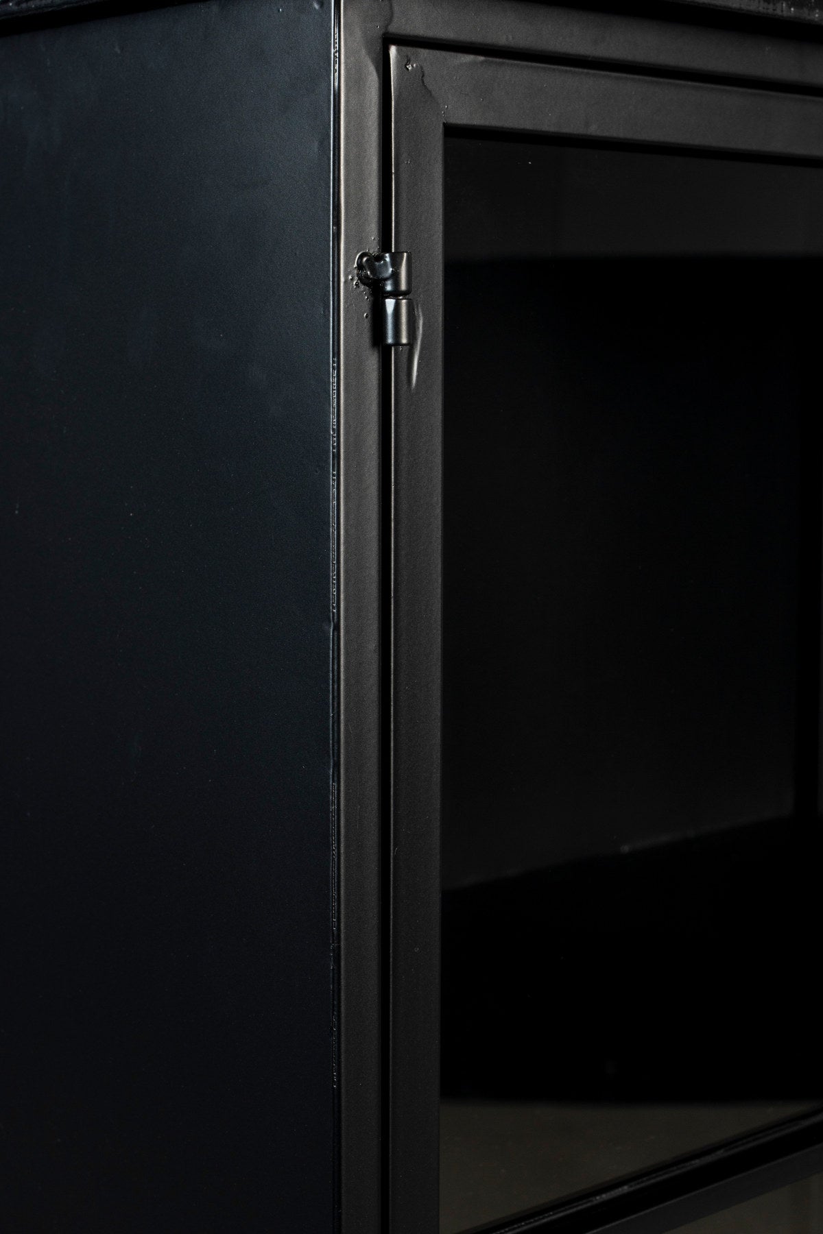 Cabinet FERRE in Schwarz präsentiert im Onlineshop von KAQTU Design AG. Vitrine ist von White Label Living