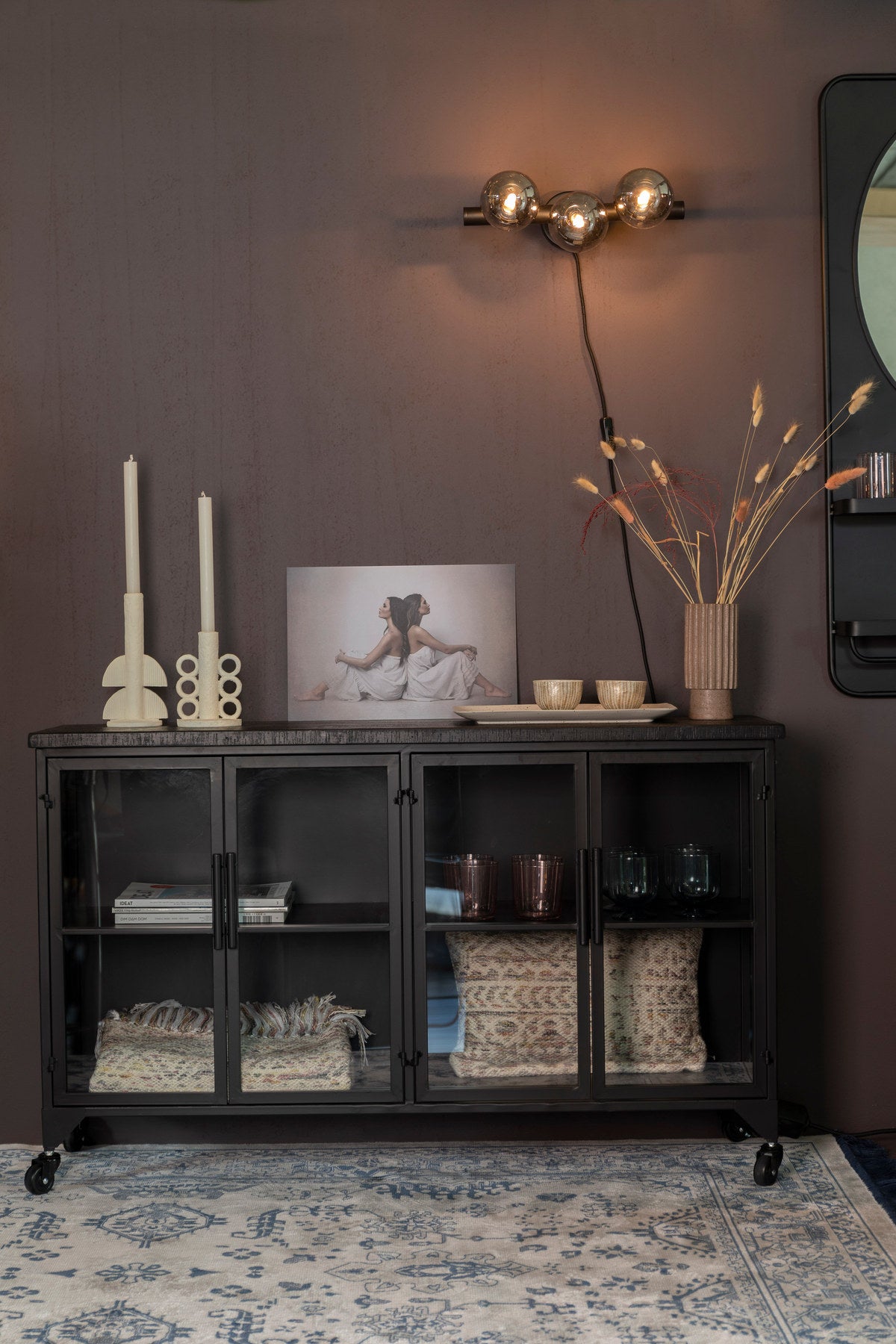 Cabinet FERRE in Schwarz präsentiert im Onlineshop von KAQTU Design AG. Vitrine ist von White Label Living