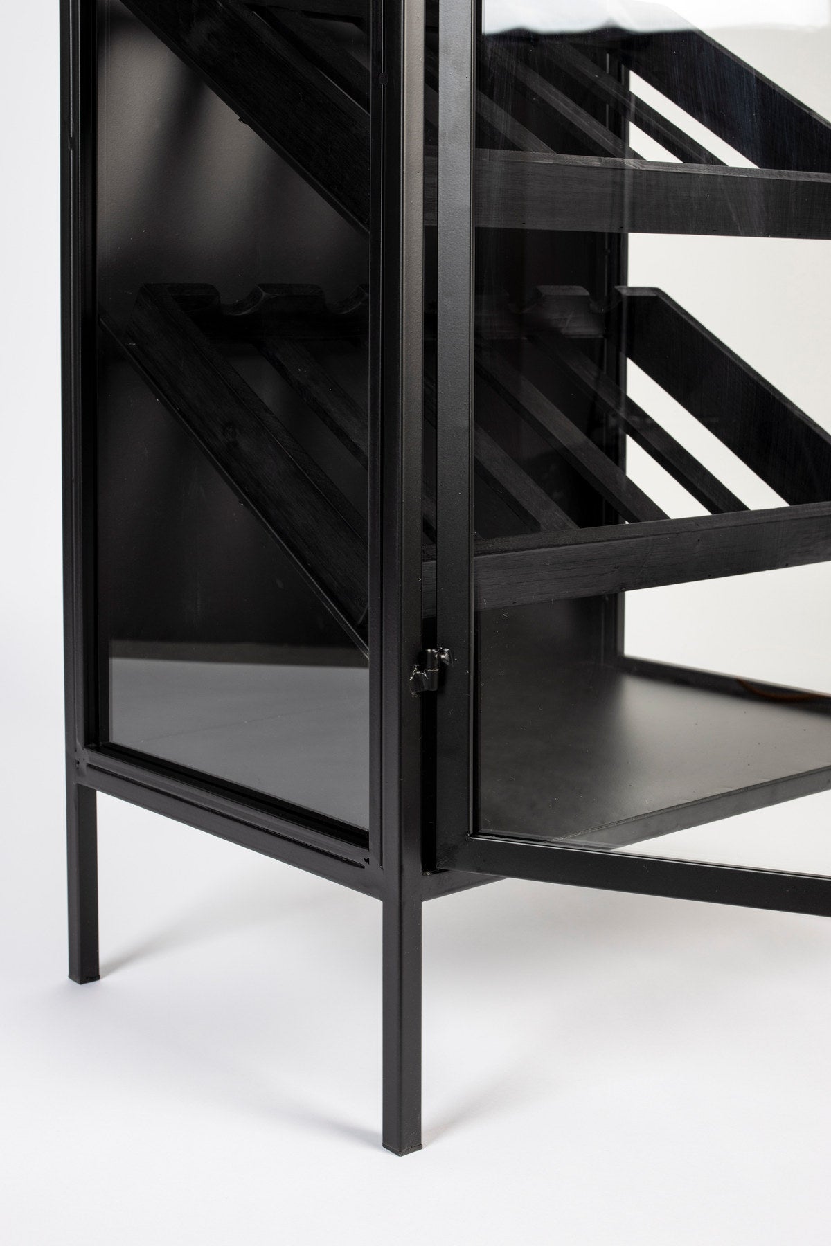 Weinregal ROB in Schwarz präsentiert im Onlineshop von KAQTU Design AG. Weinregal ist von White Label Living
