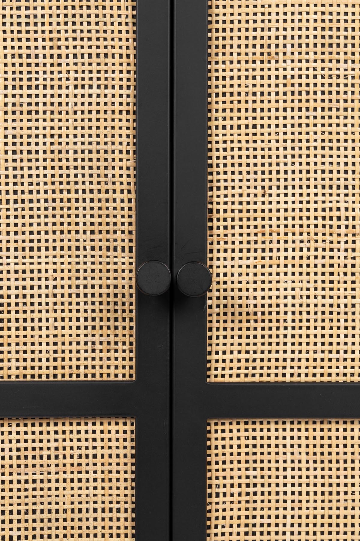Cabinet Guuji Low 2türig in Schwarz/Natur präsentiert im Onlineshop von KAQTU Design AG. Vitrine ist von White Label Living