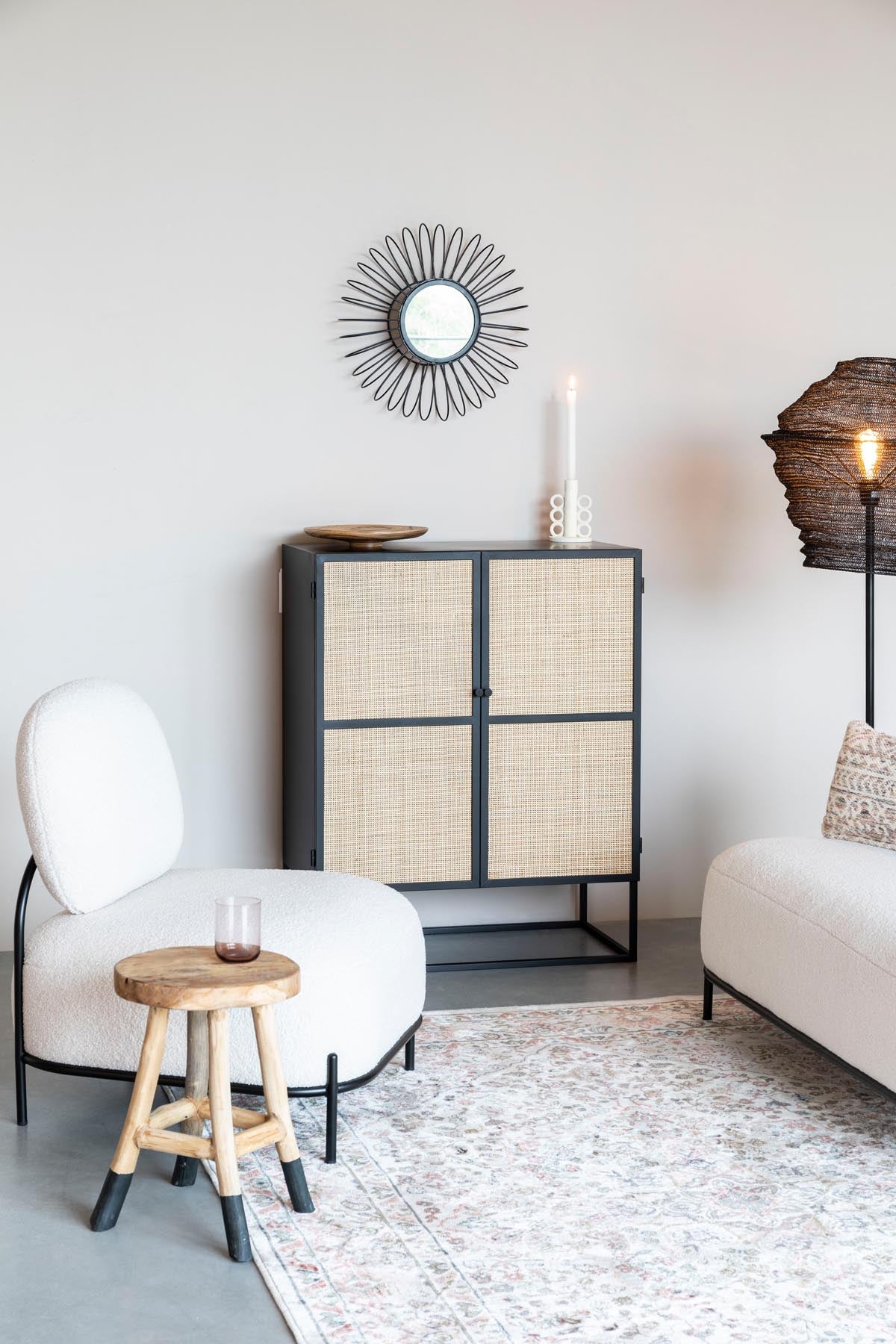 Cabinet Guuji Low 2türig in Schwarz/Natur präsentiert im Onlineshop von KAQTU Design AG. Vitrine ist von White Label Living