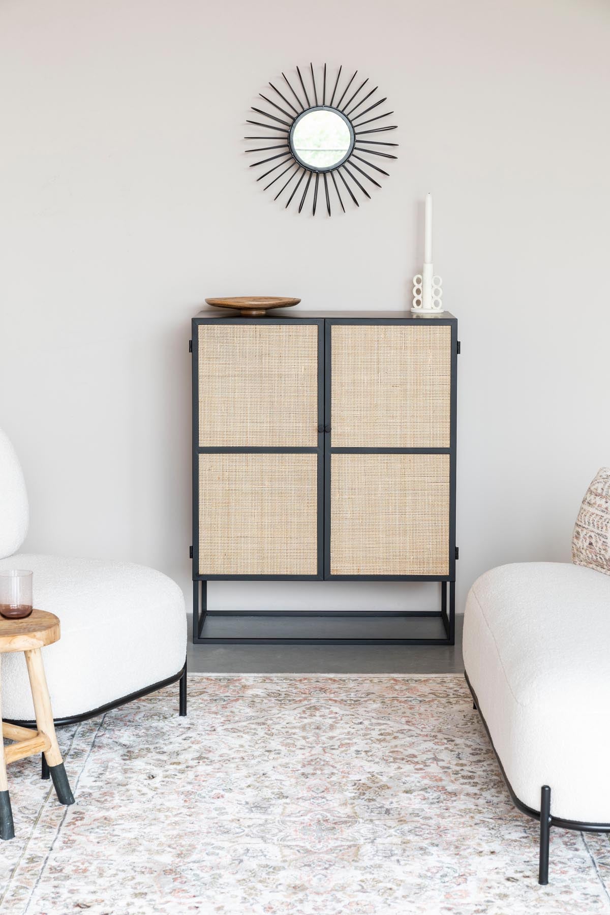 Cabinet Guuji Low 2türig in Schwarz/Natur präsentiert im Onlineshop von KAQTU Design AG. Vitrine ist von White Label Living