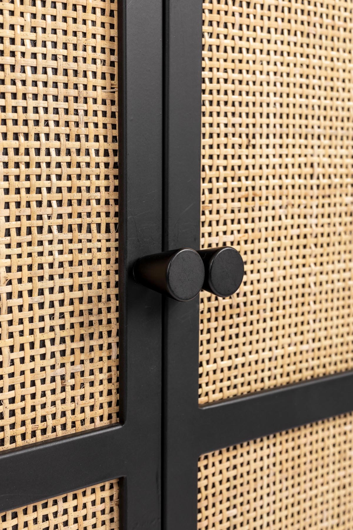 Cabinet Guuji High 2türig in Schwarz/Natur präsentiert im Onlineshop von KAQTU Design AG. Vitrine ist von White Label Living
