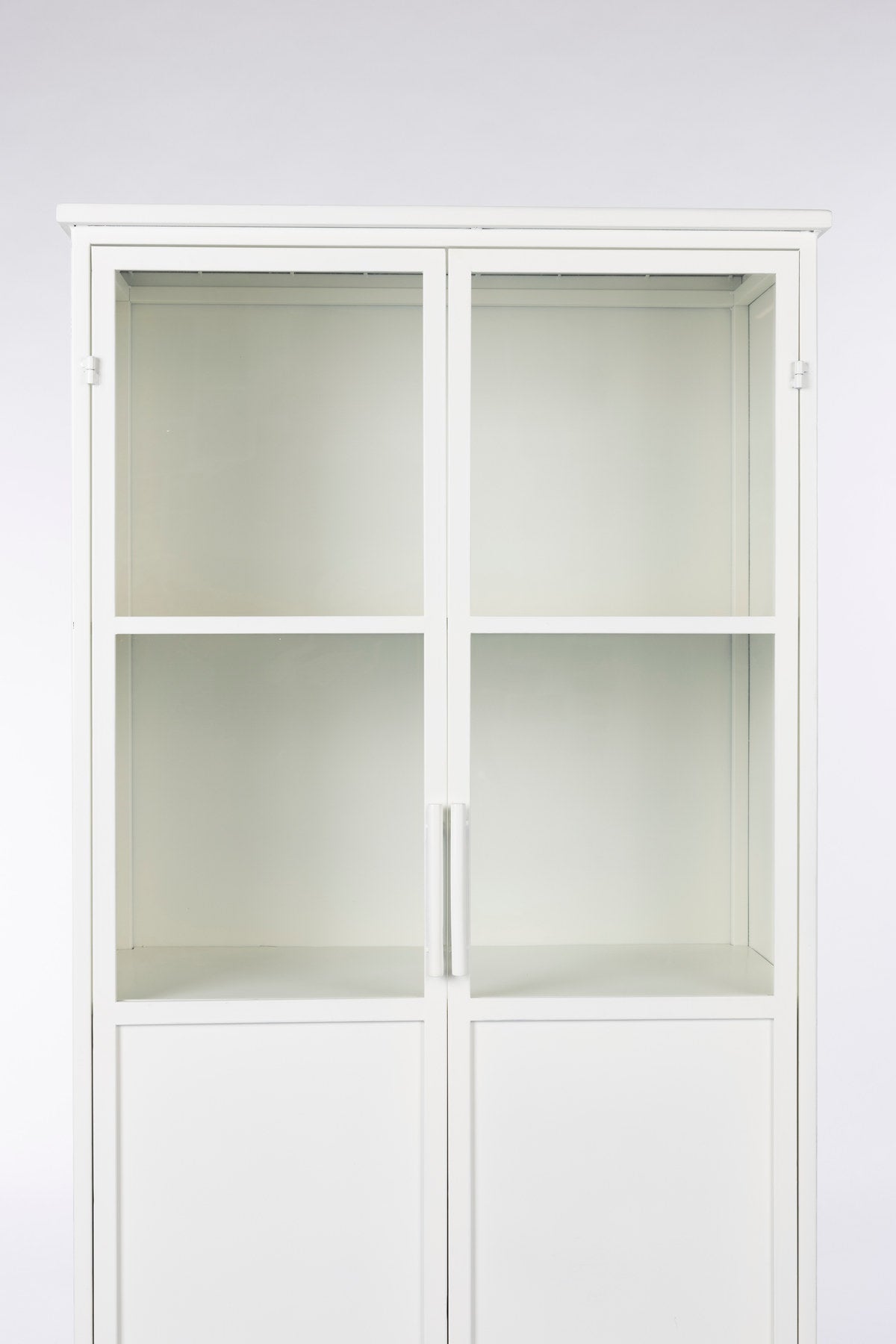 Cabinet MIYA HIGH 2türig in Weiss präsentiert im Onlineshop von KAQTU Design AG. Vitrine ist von White Label Living