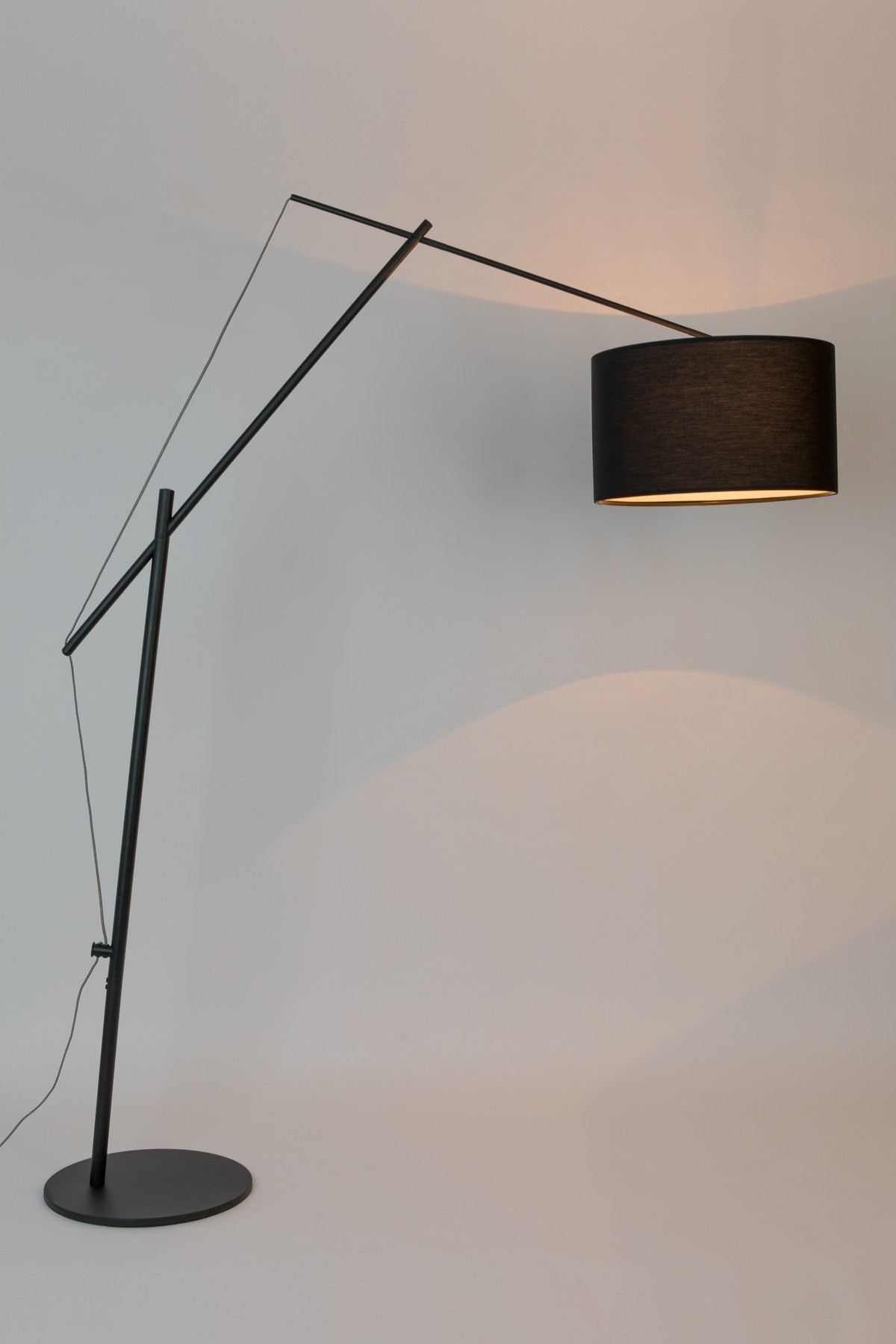 Stehleuchte TOKIO in Schwarz präsentiert im Onlineshop von KAQTU Design AG. Stehleuchte ist von White Label Living