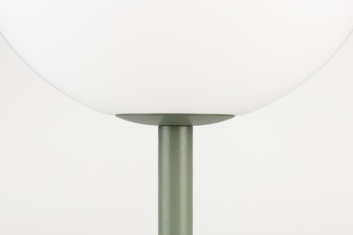 Tischlampe Hub Grün in Green präsentiert im Onlineshop von KAQTU Design AG. Tischleuchte ist von White Label Living