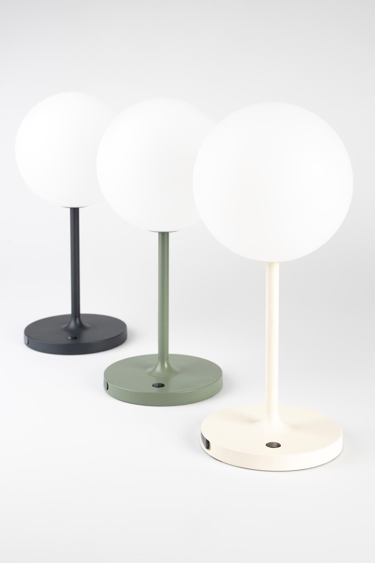 Tischlampe Hub Grün in Green präsentiert im Onlineshop von KAQTU Design AG. Tischleuchte ist von White Label Living