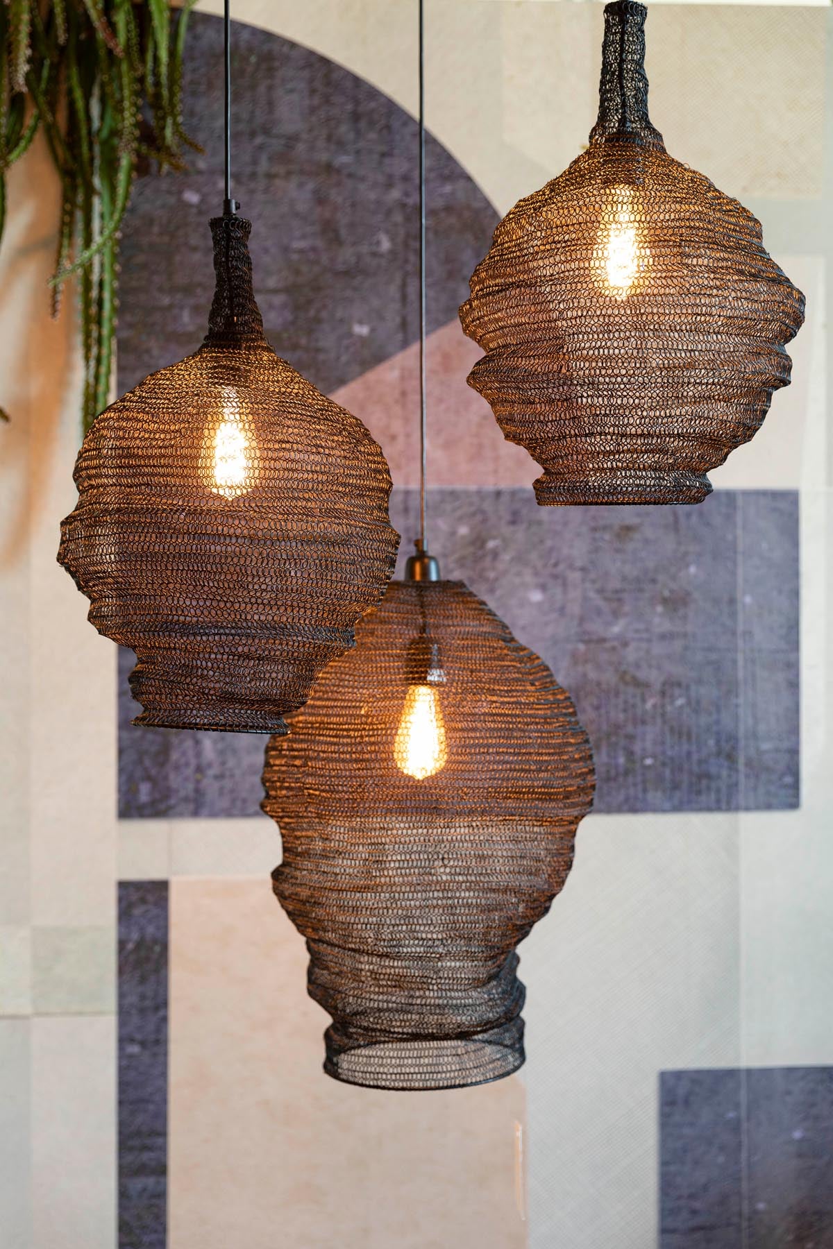 Pendellampe Lena in Schwarz präsentiert im Onlineshop von KAQTU Design AG. Pendelleuchte ist von White Label Living