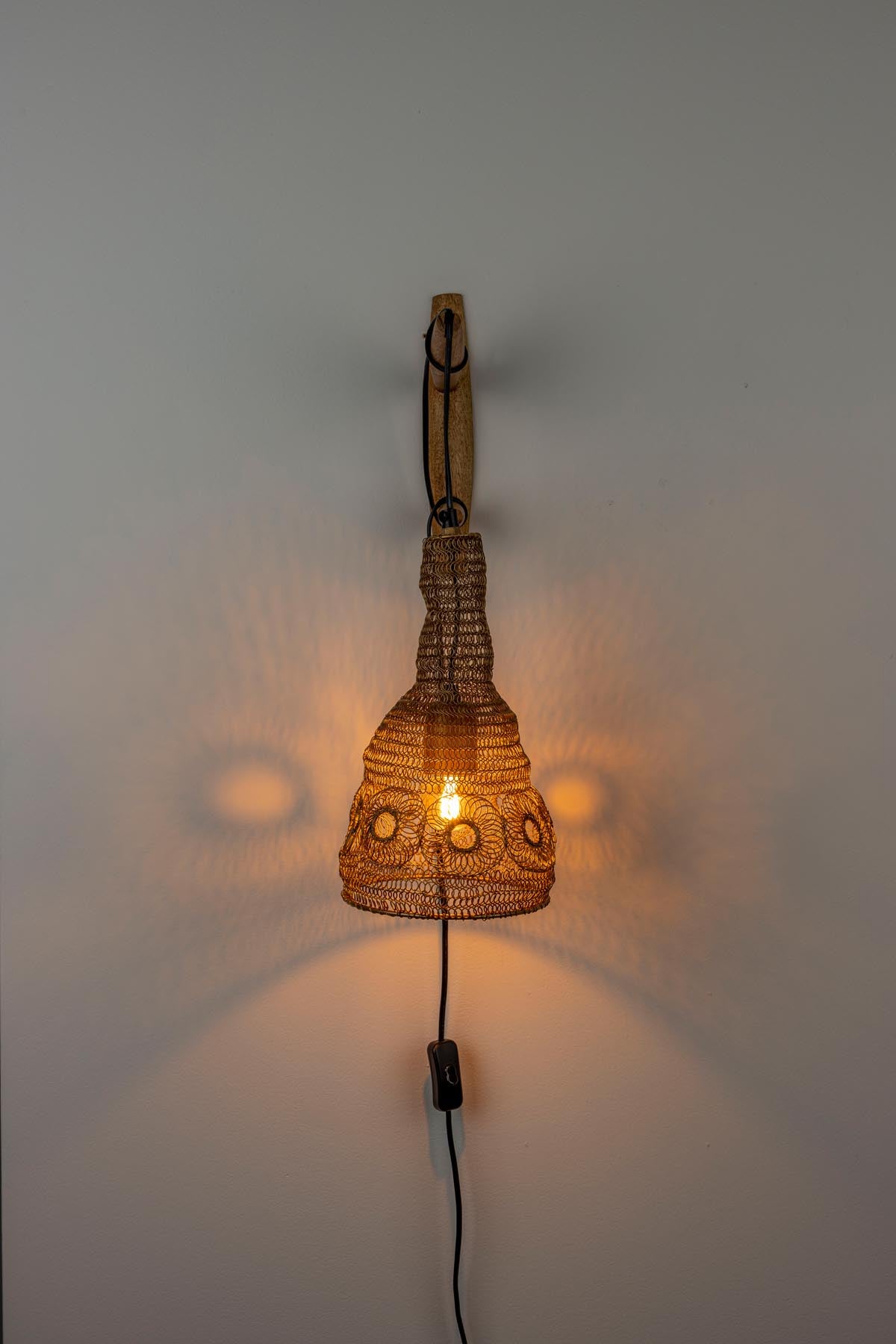 Wandleuchte ALEN in Natur/Gold präsentiert im Onlineshop von KAQTU Design AG. Wandleuchte ist von White Label Living