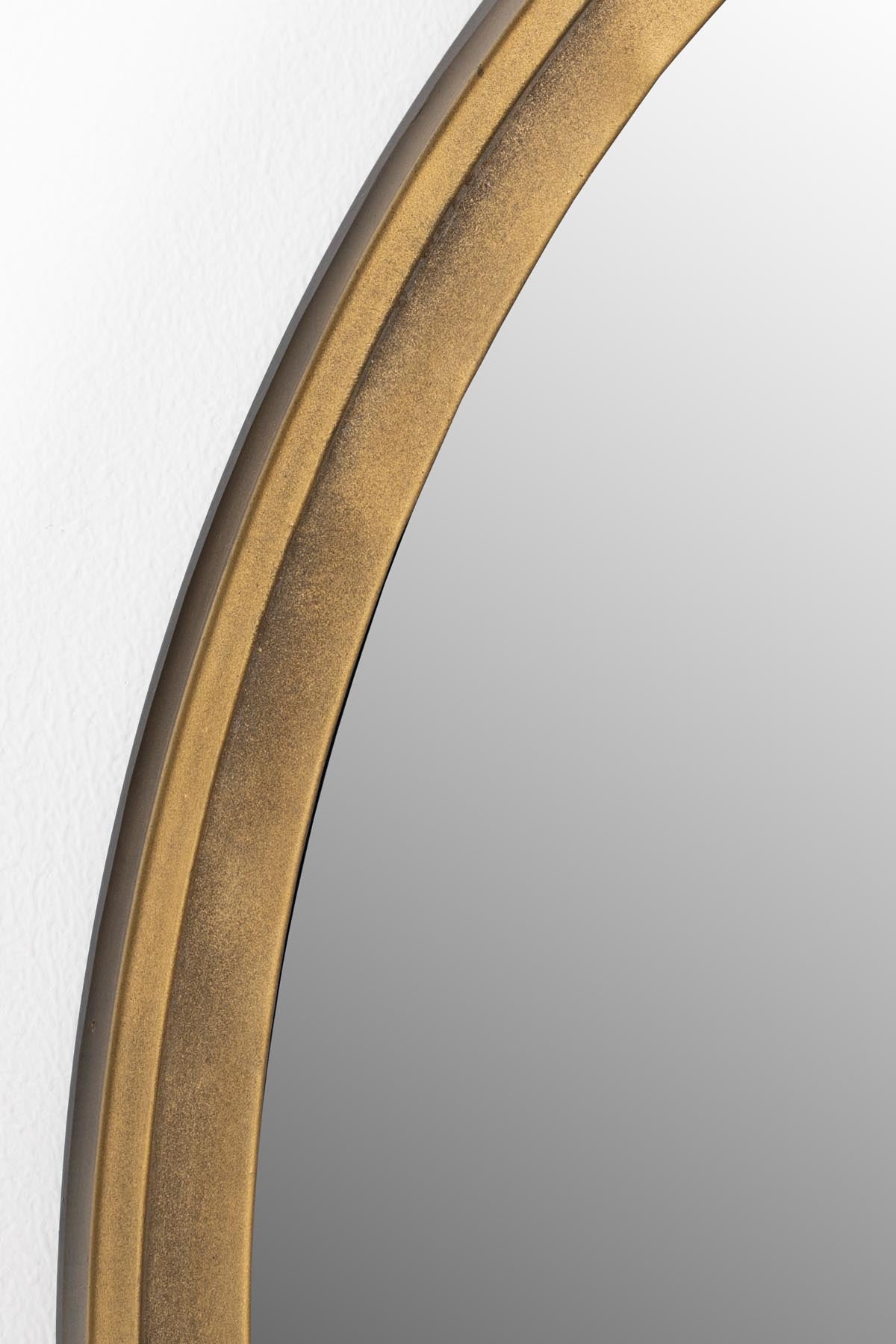 Spiegel MATZ rund in Gold präsentiert im Onlineshop von KAQTU Design AG. Spiegel ist von White Label Living