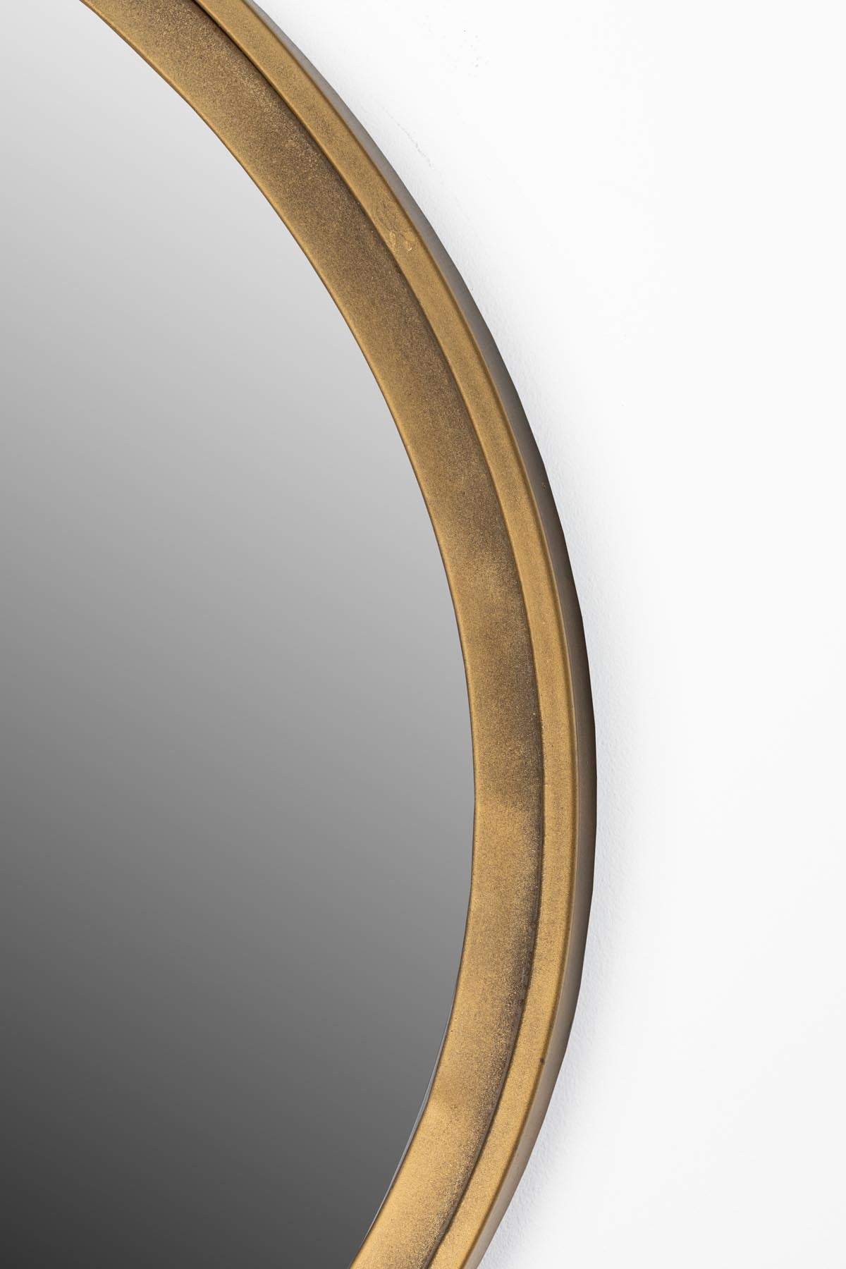 Spiegel MATZ rund in Gold präsentiert im Onlineshop von KAQTU Design AG. Spiegel ist von White Label Living