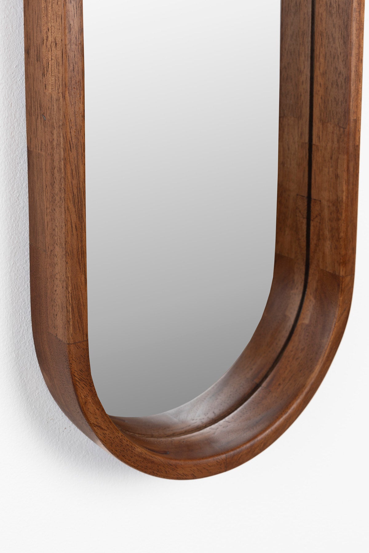 Nyko Spiegel Oval in beige präsentiert im Onlineshop von KAQTU Design AG. Wandspiegel ist von White Label Living