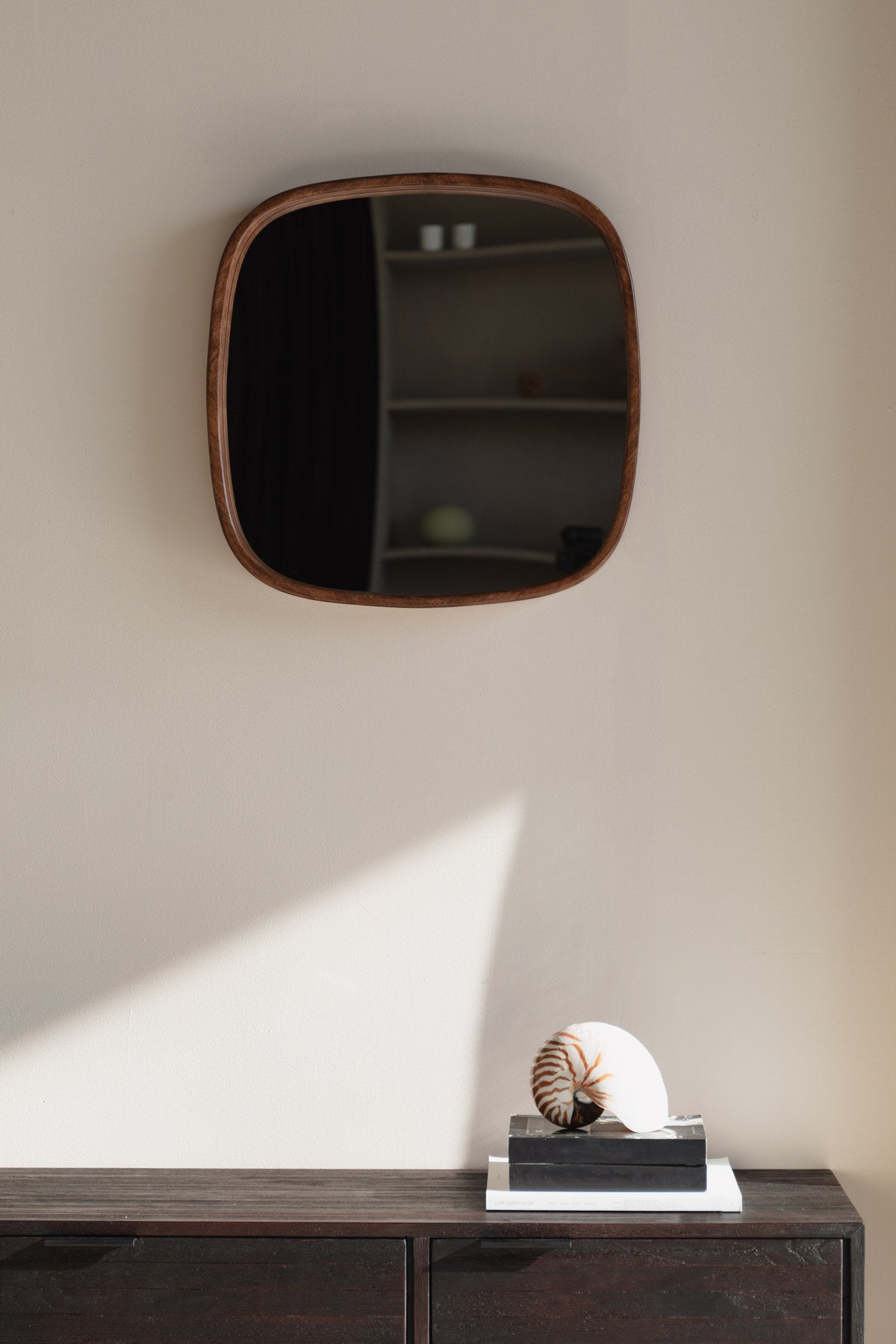 Nyko Spiegel Quadratisch in beige präsentiert im Onlineshop von KAQTU Design AG. Wandspiegel ist von White Label Living