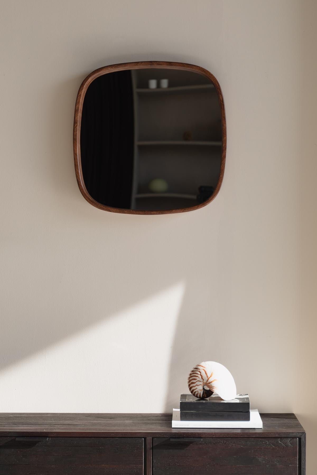 Nyko Spiegel Quadratisch in beige präsentiert im Onlineshop von KAQTU Design AG. Wandspiegel ist von White Label Living
