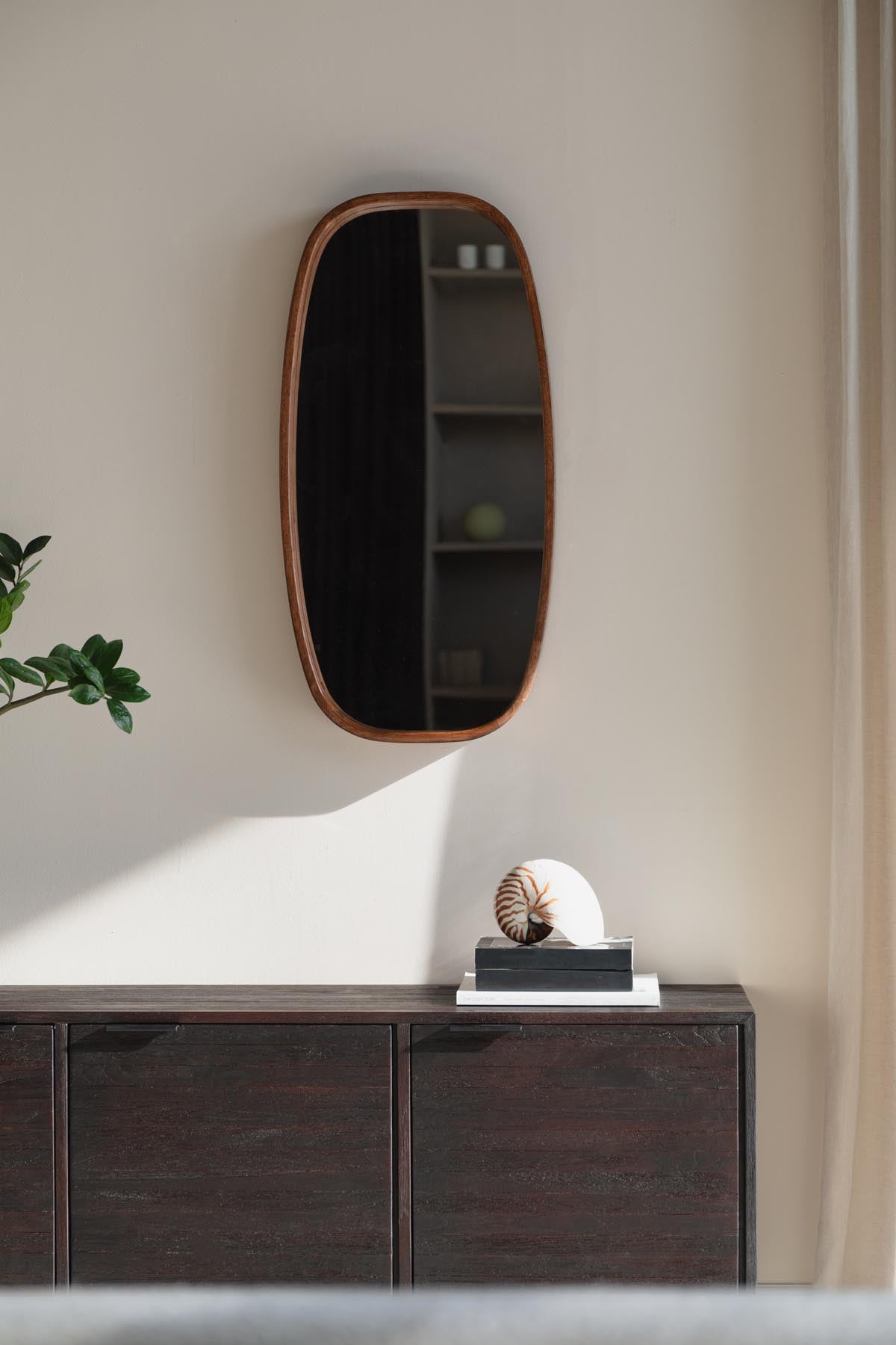Nyko Mirror M in beige präsentiert im Onlineshop von KAQTU Design AG. Wandspiegel ist von White Label Living