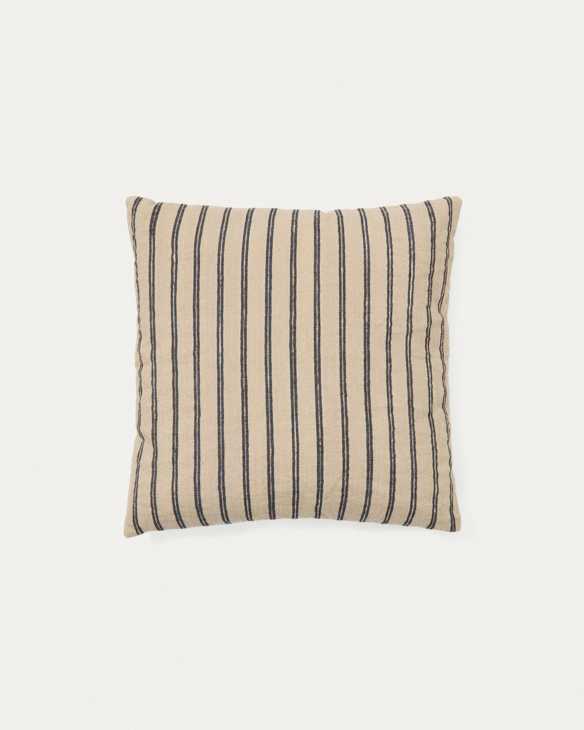 Kissenbezug Caliu aus Seide und Baumwolle beige mit grauen Streifen 45 x 45 cm in Beige präsentiert im Onlineshop von KAQTU Design AG. Deko Kissenbezug ist von Kave Home