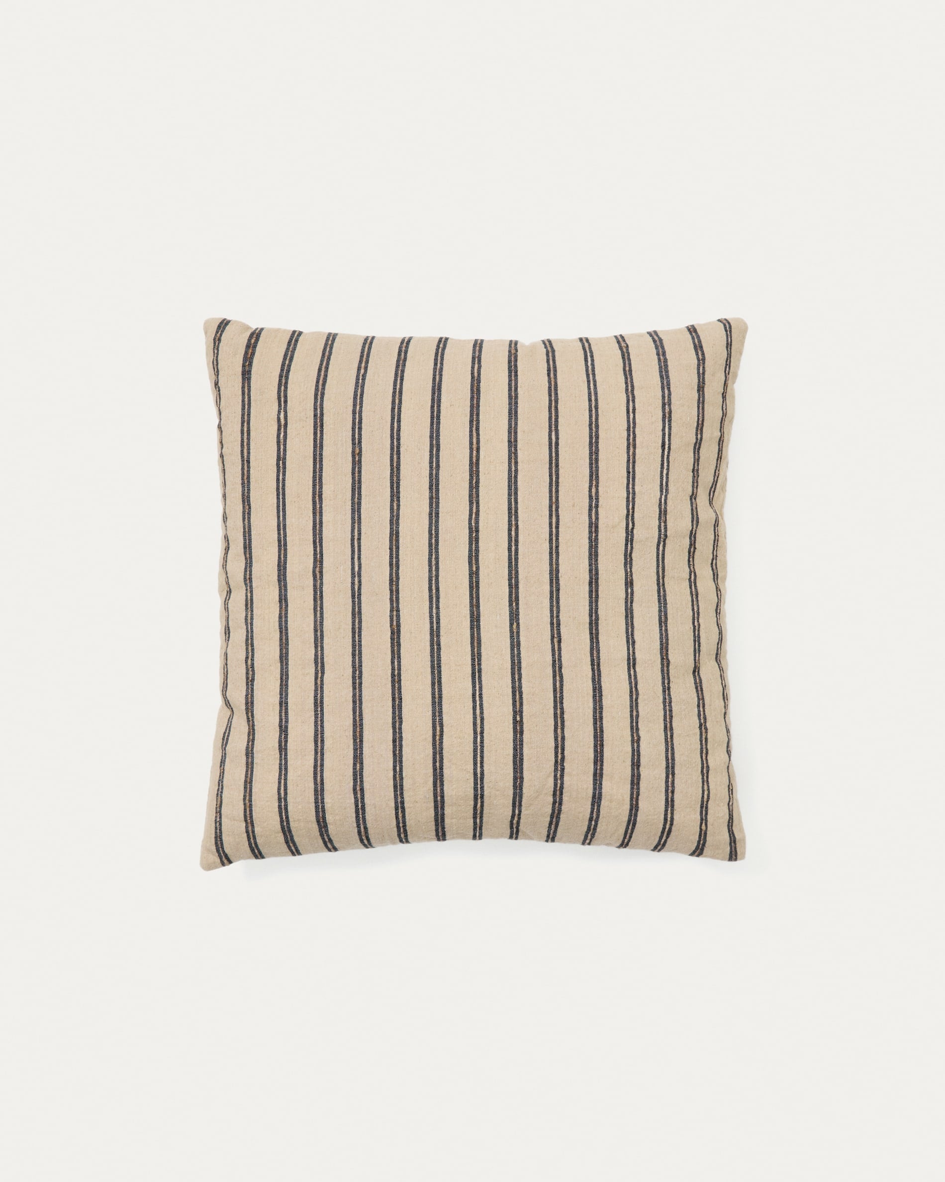 Kissenbezug Caliu aus Seide und Baumwolle beige mit grauen Streifen 45 x 45 cm in Beige präsentiert im Onlineshop von KAQTU Design AG. Deko Kissenbezug ist von Kave Home