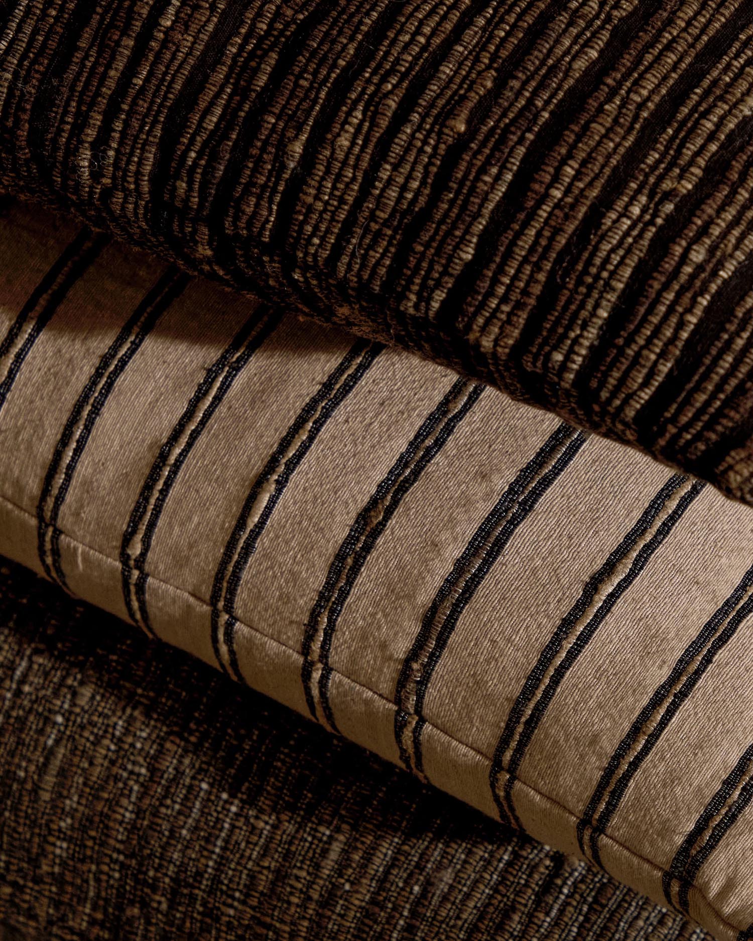 Kissenbezug Caliu aus Seide und Baumwolle beige mit grauen Streifen 45 x 45 cm in Beige präsentiert im Onlineshop von KAQTU Design AG. Deko Kissenbezug ist von Kave Home